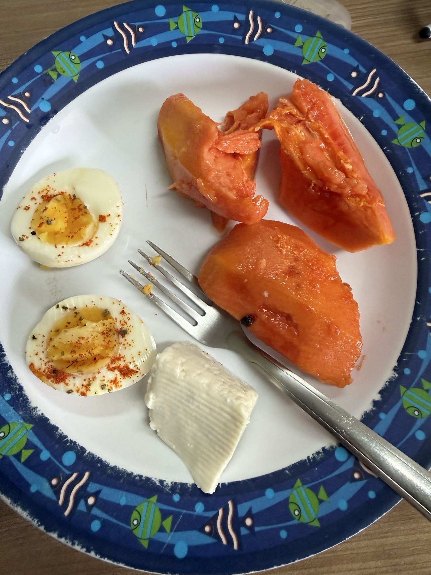 Café leve com mamão e ovo