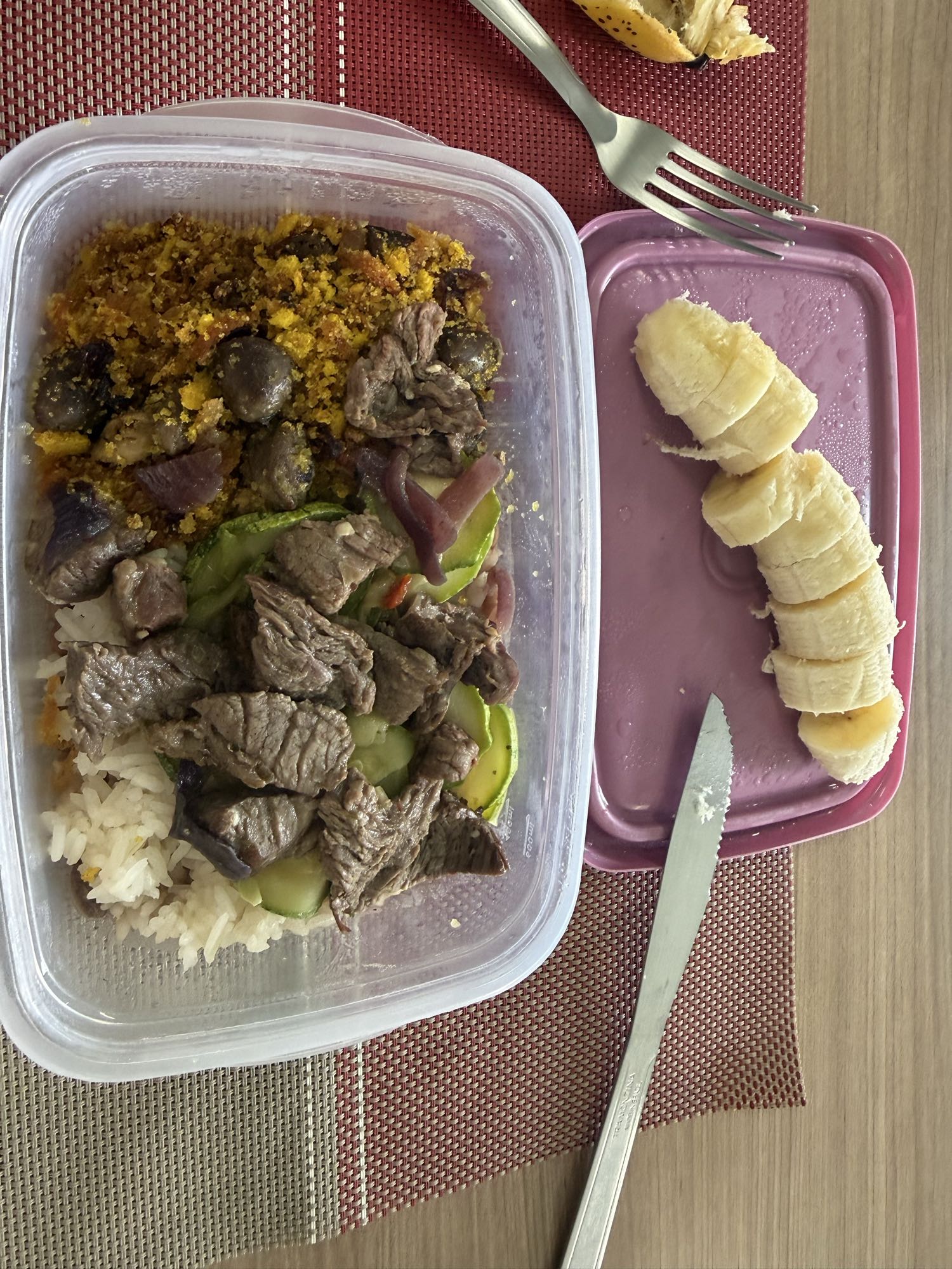 Carne, arroz, farofa e banana
