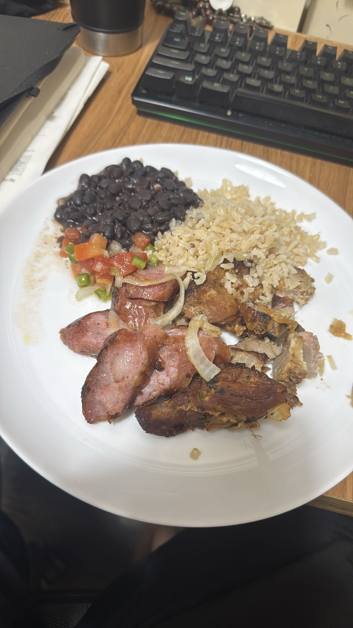 Prato brasileiro com arroz, feijão e carnes