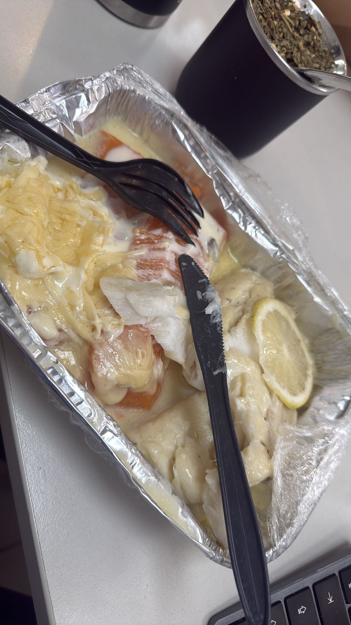 Pescado con queso y salsa