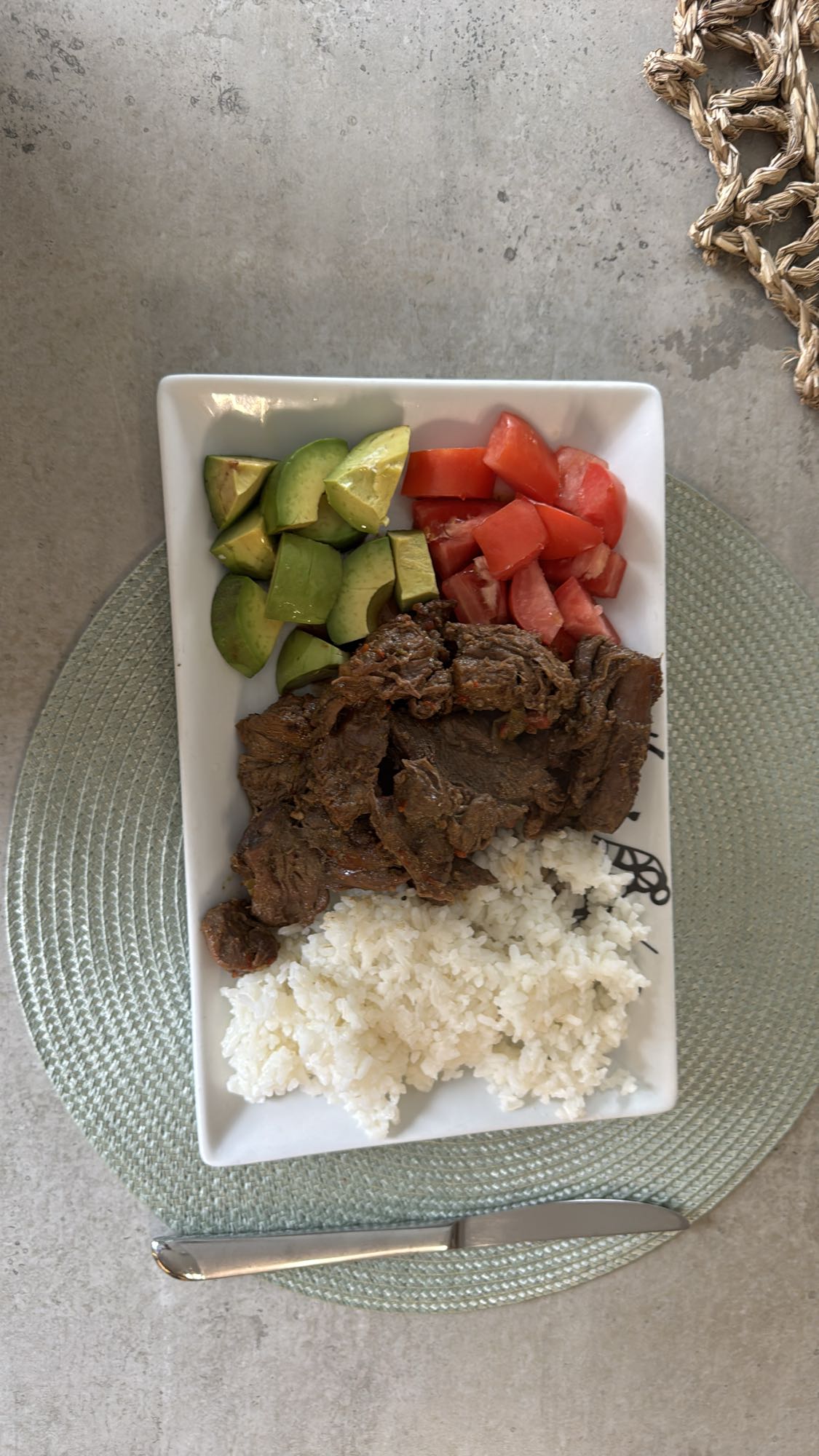carne con arroz, aguacate y tomate