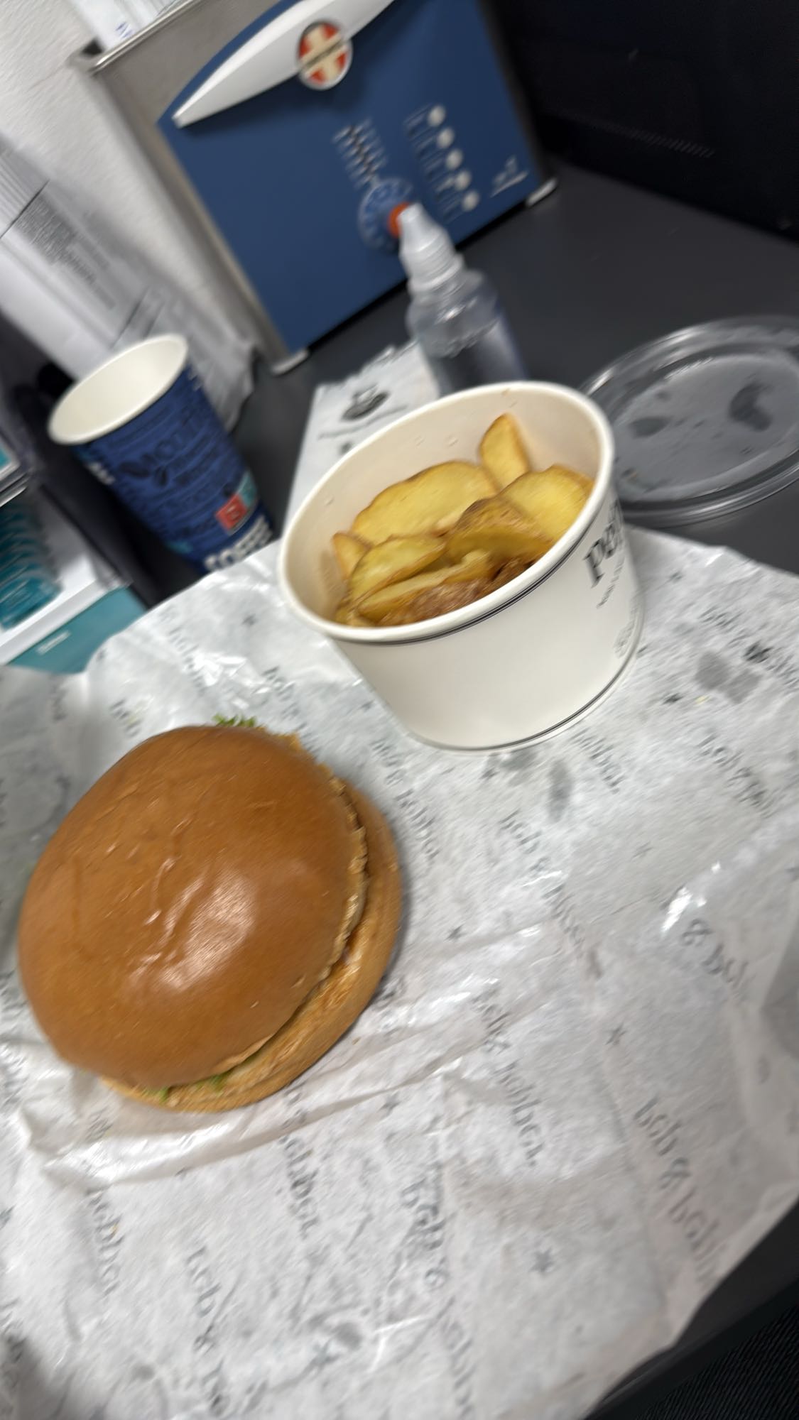 Burger cu cartofi prăjiți