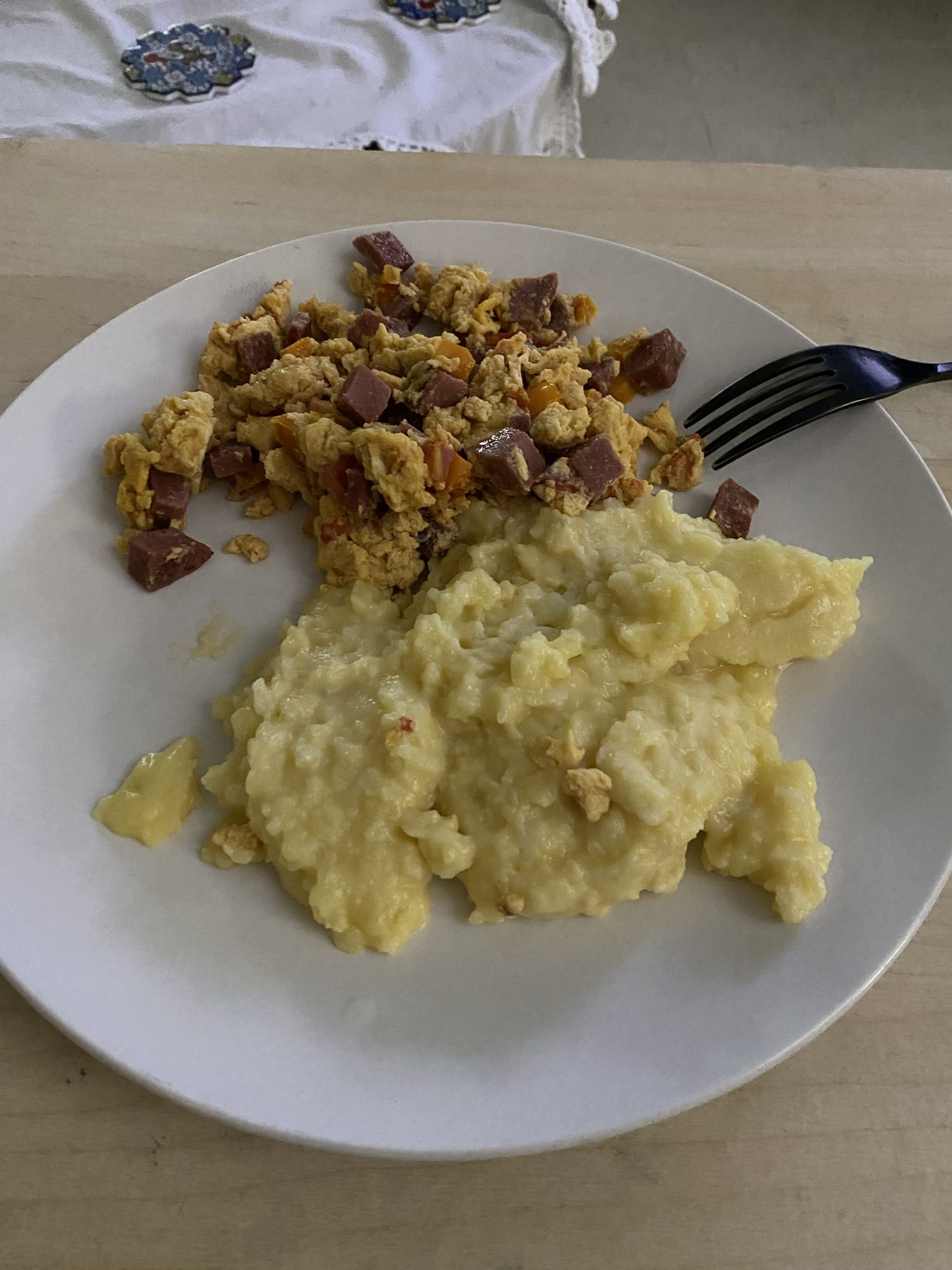 Huevos revueltos y arroz cremoso