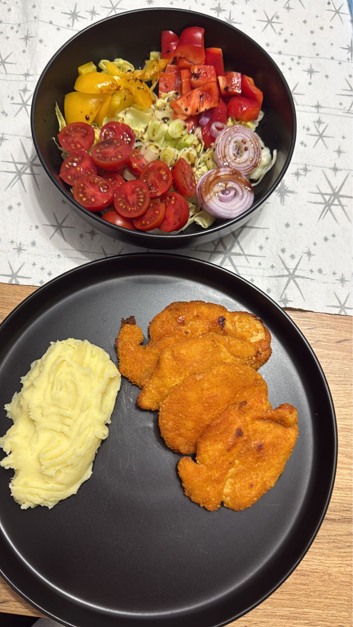 Șnițel cu piure și salată