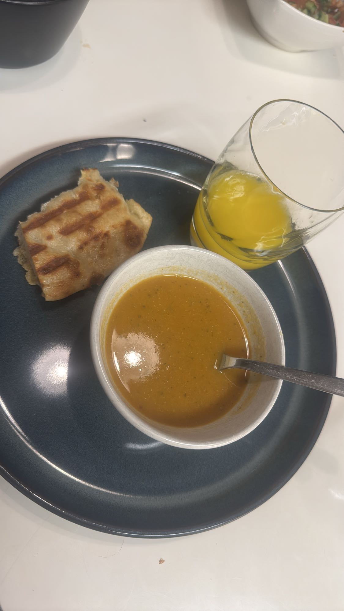 Soppa, bröd och juice