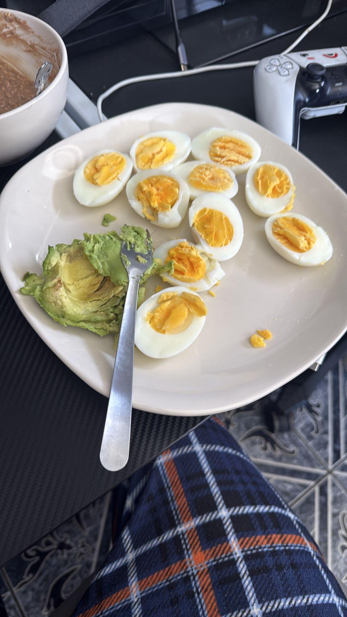 Huevos cocidos con aguacate