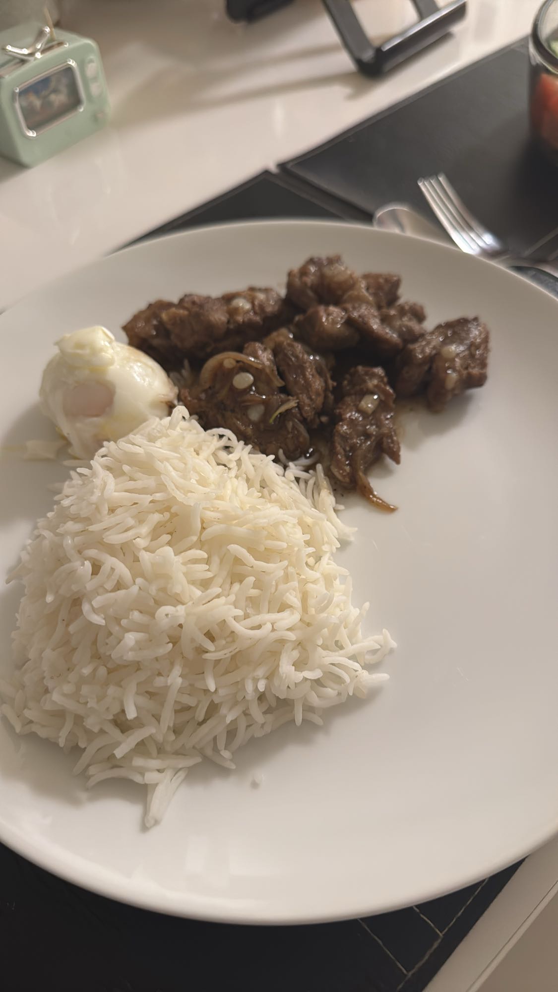 Ris, köttgryta och ägg