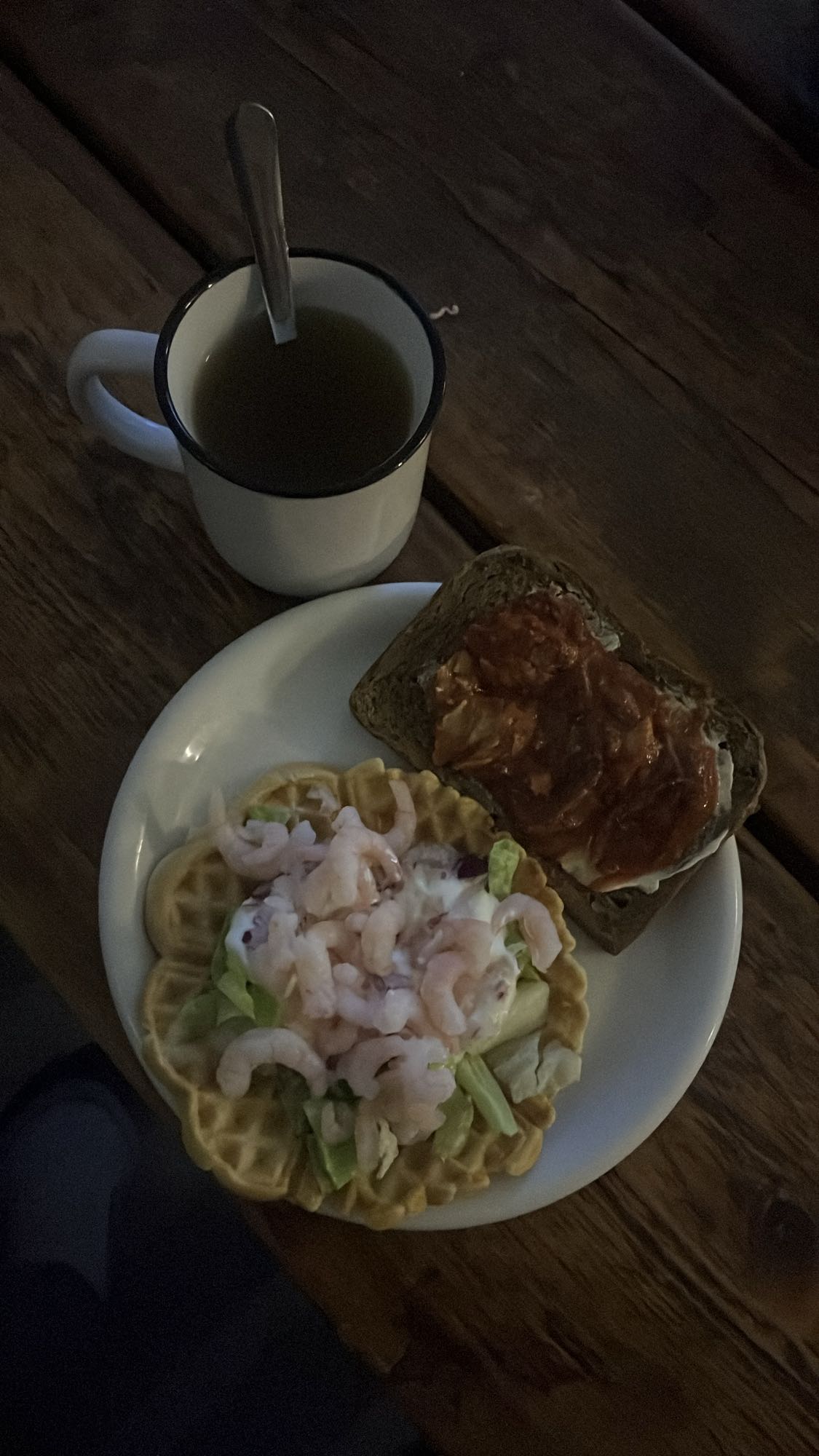 Räkvåffla och sillmacka