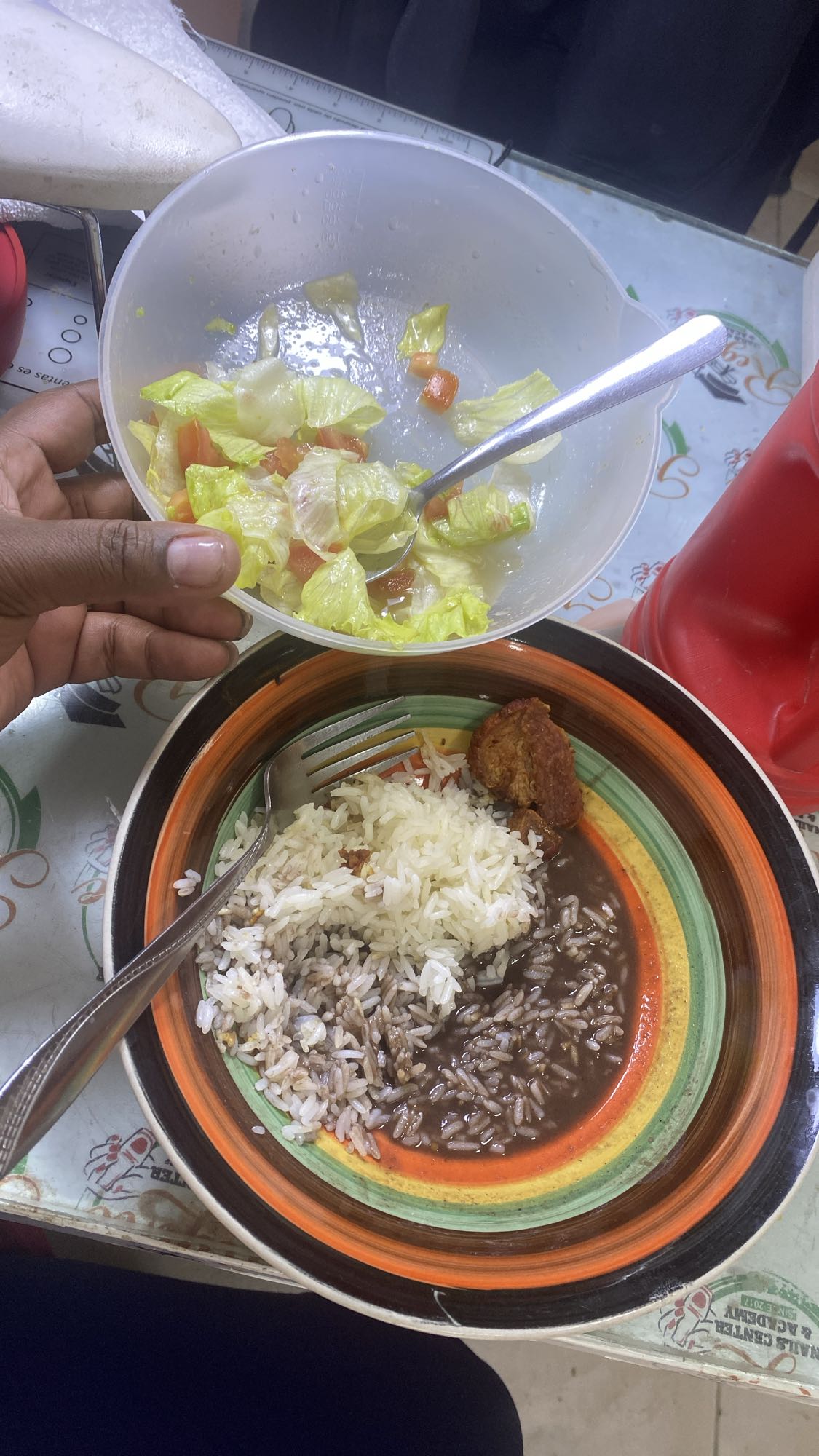 arroz con frijoles y ensalada