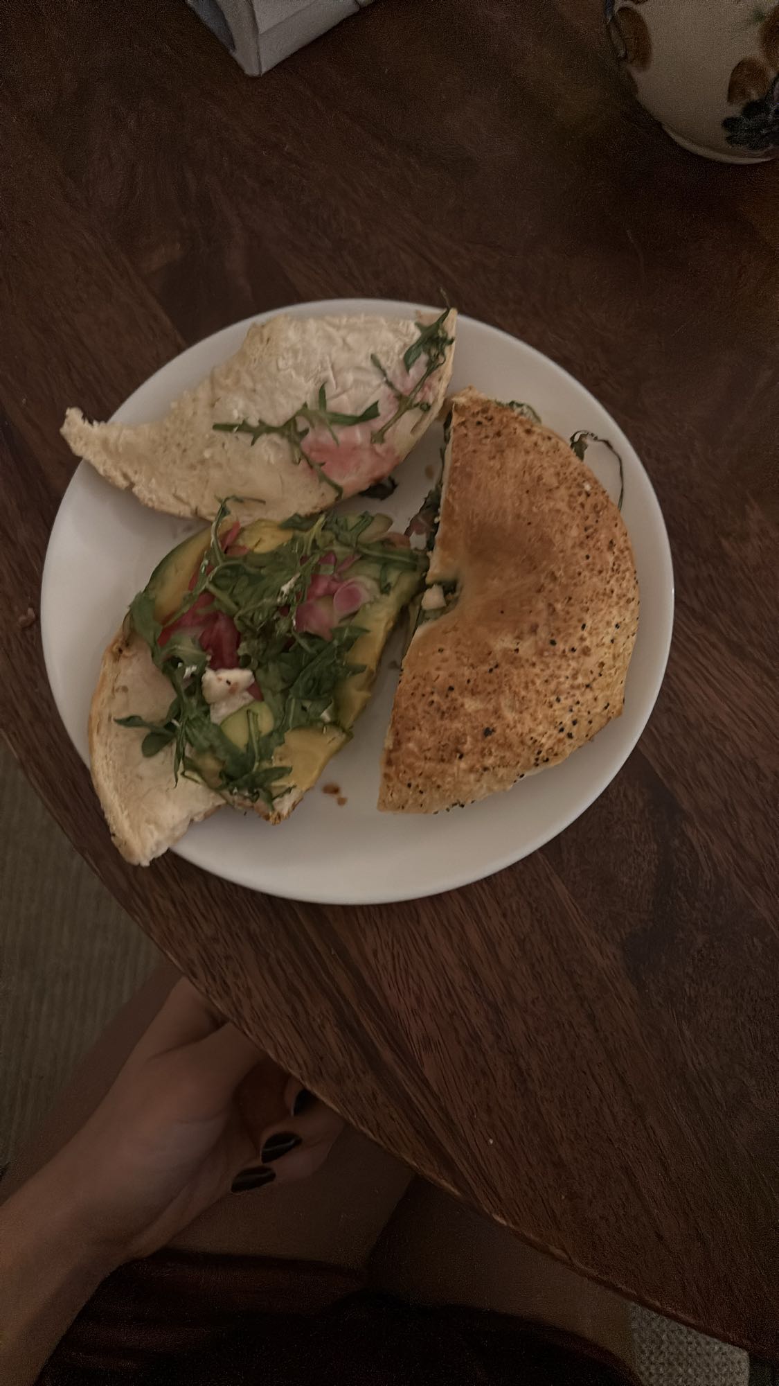 Bagel med avokado och örter