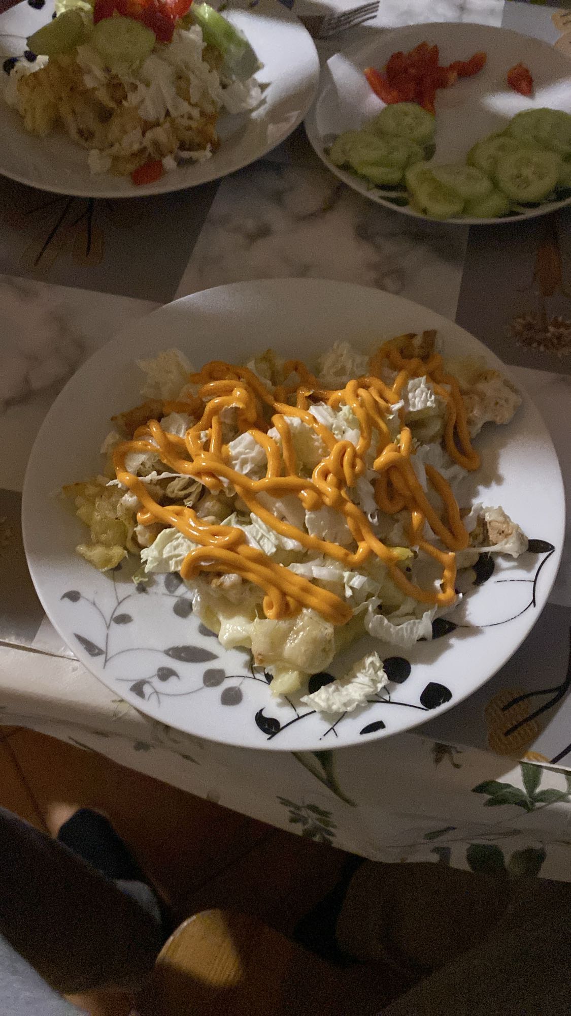 Sałatka z kurczakiem i sosem