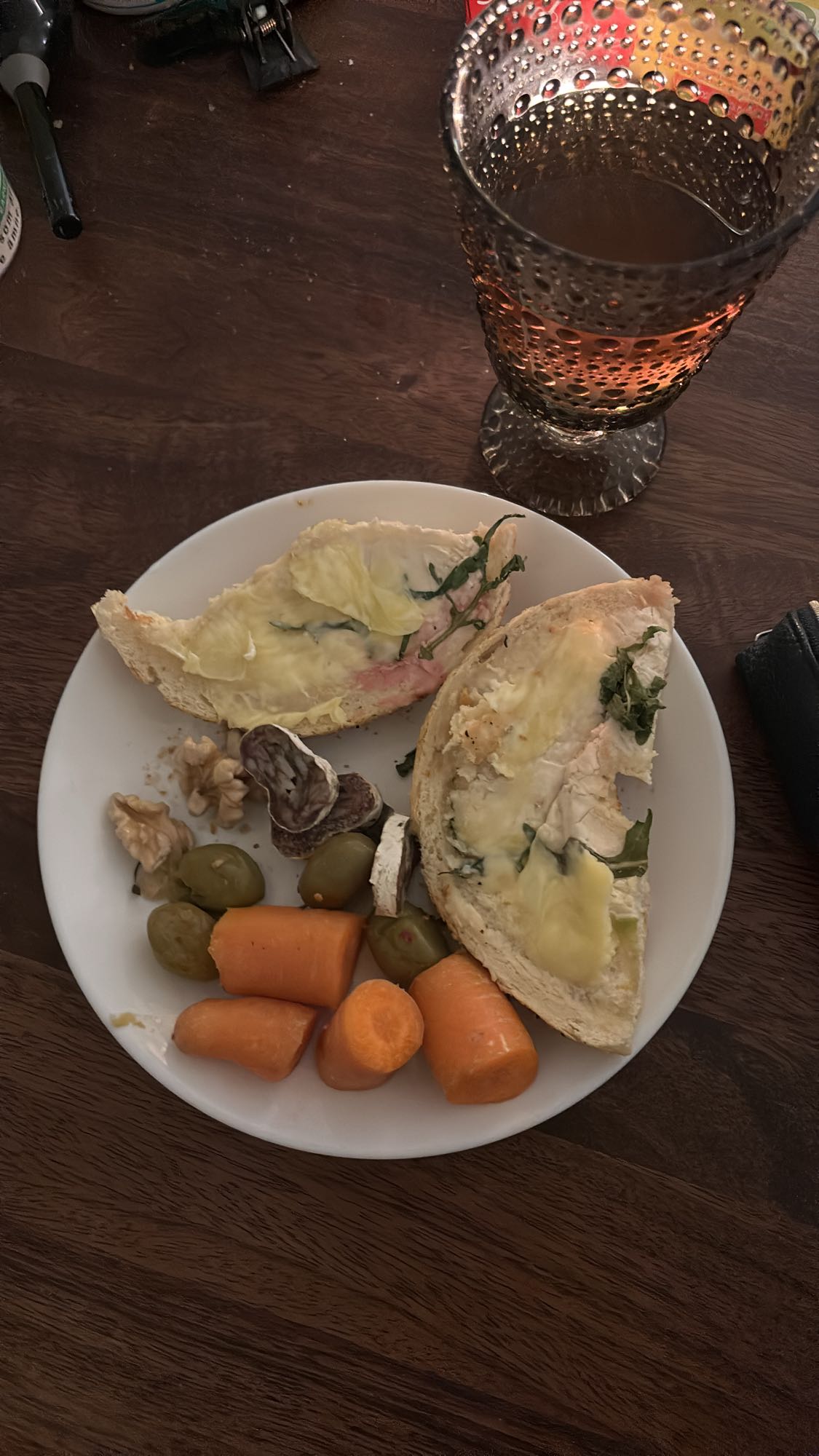 Bröd med ost och tillbehör