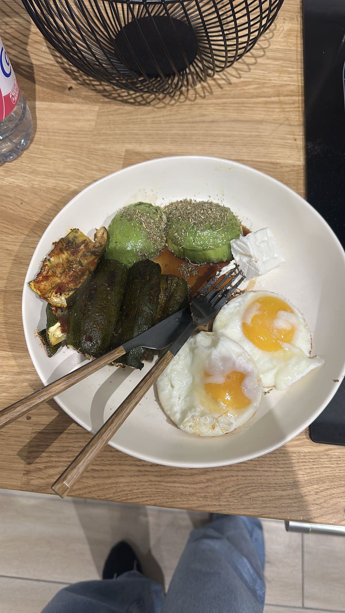 Assiette œufs avocat courgette