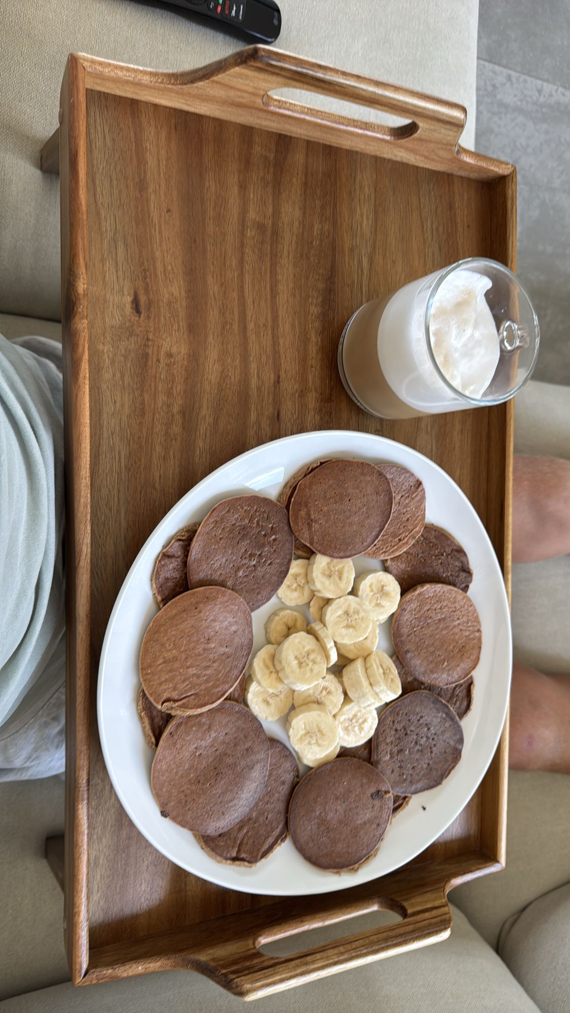 Panqueques con plátano y café