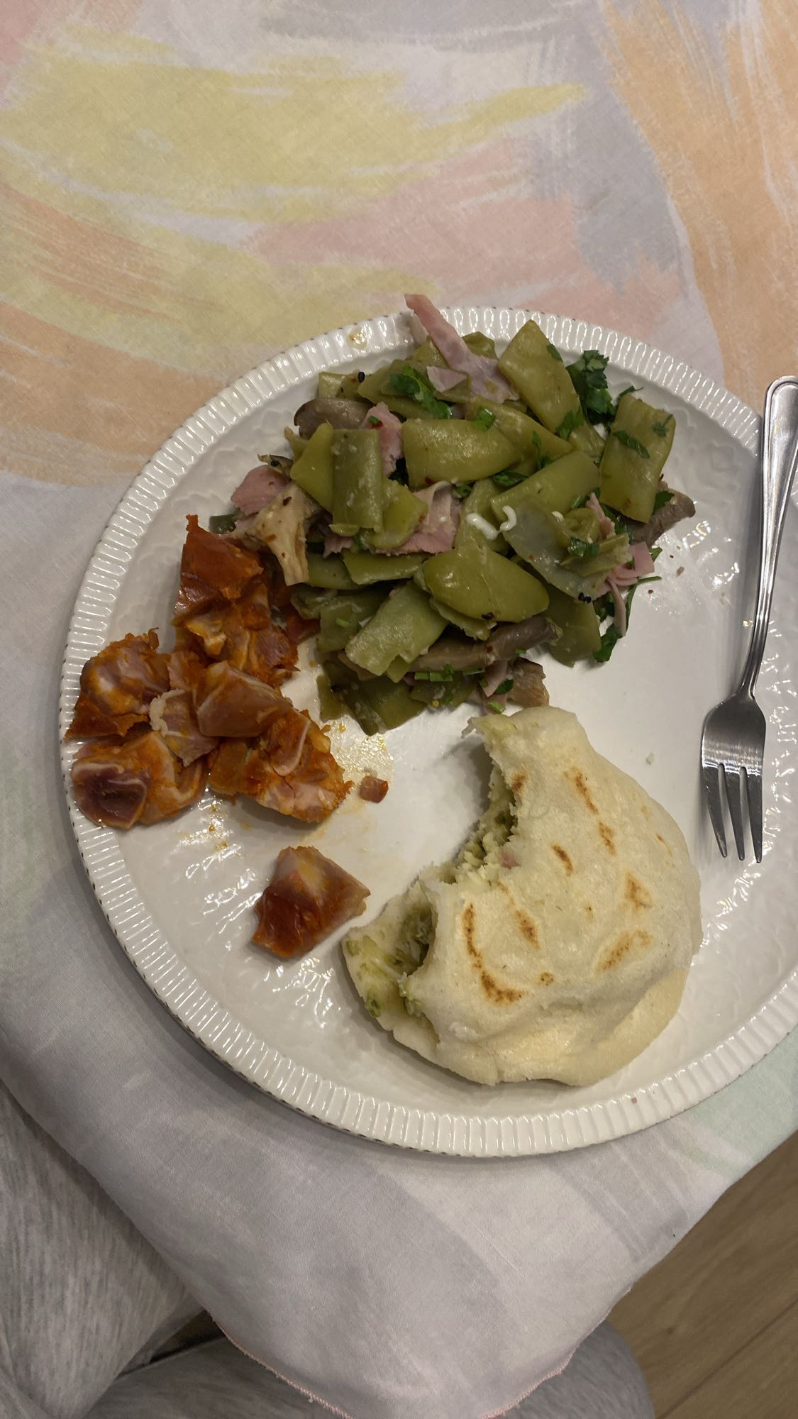 Platou cu fasole, chorizo și pâine umplută