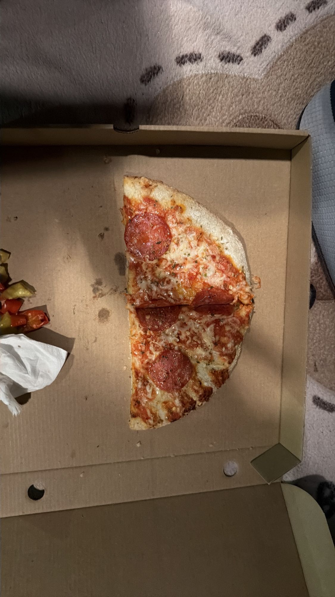 Pizza cu salam și legume