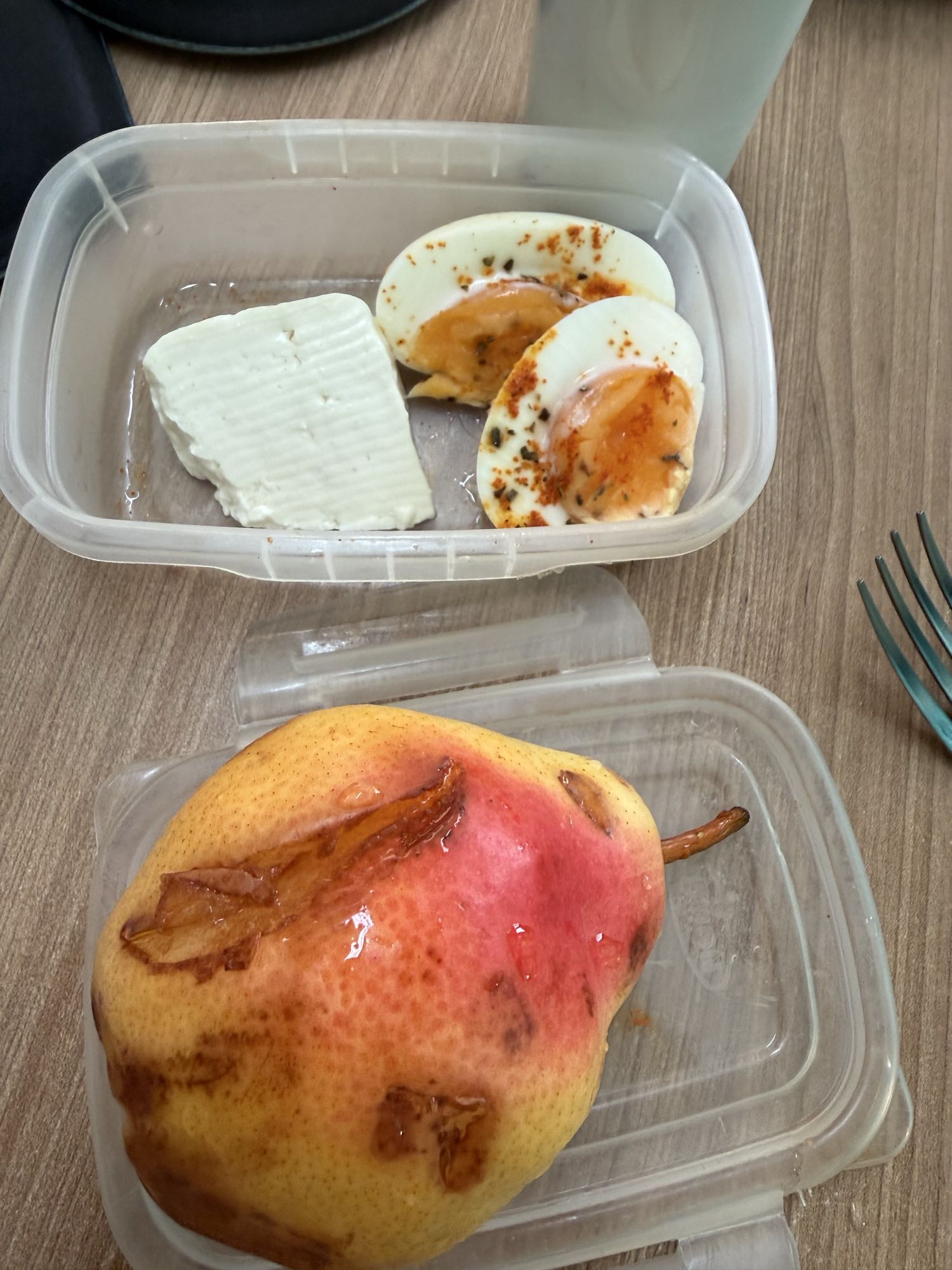 Ovo, queijo e pera