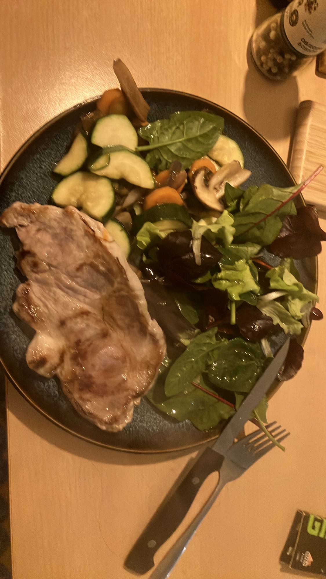 Bife com salada mista