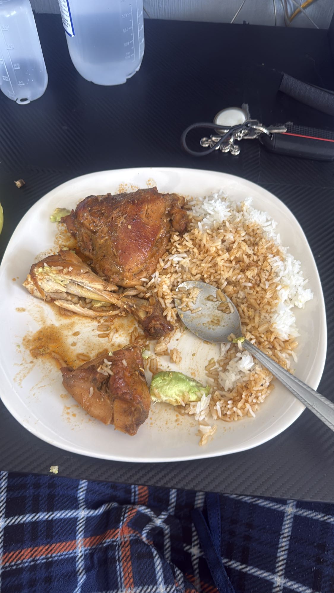 Pollo con arroz y aguacate