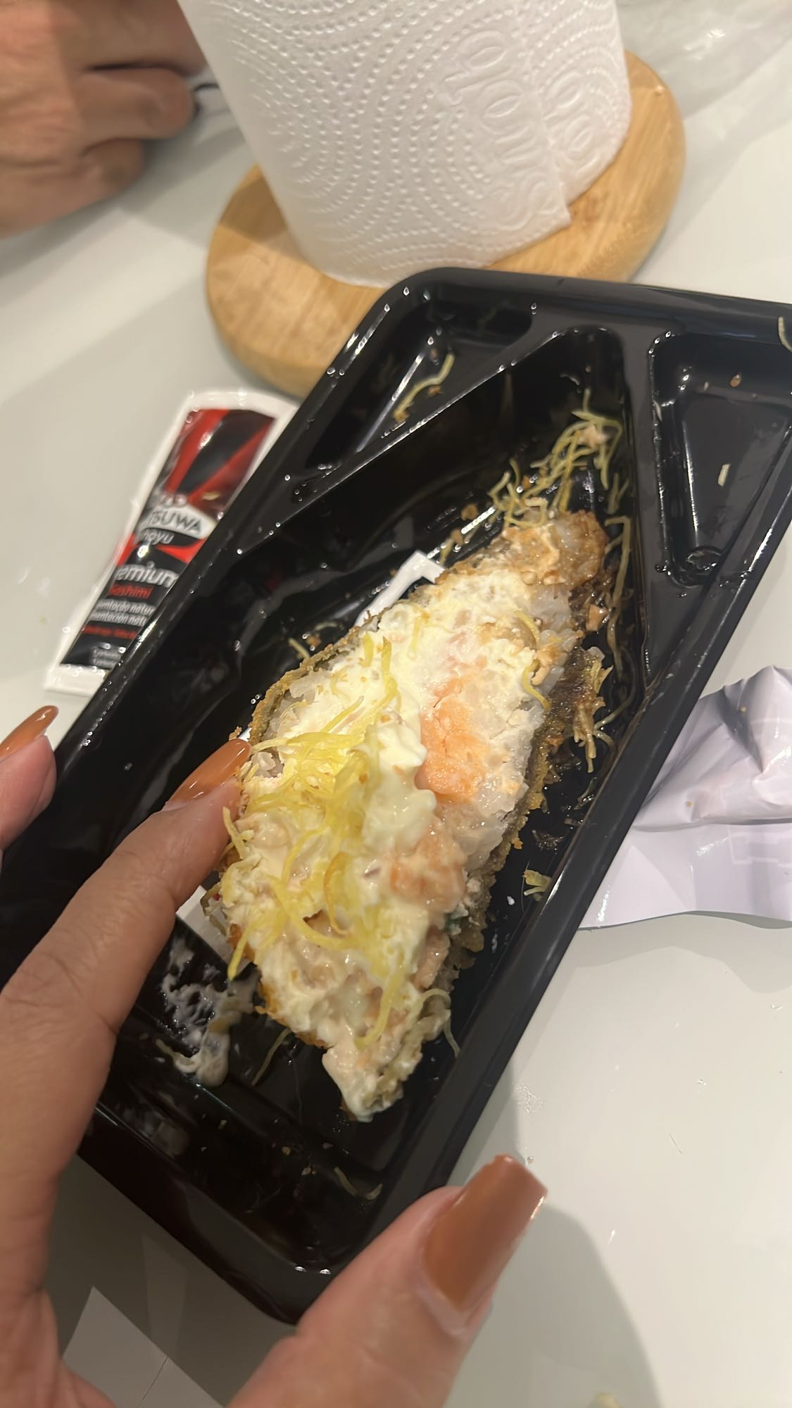 Sushi empanado com molho