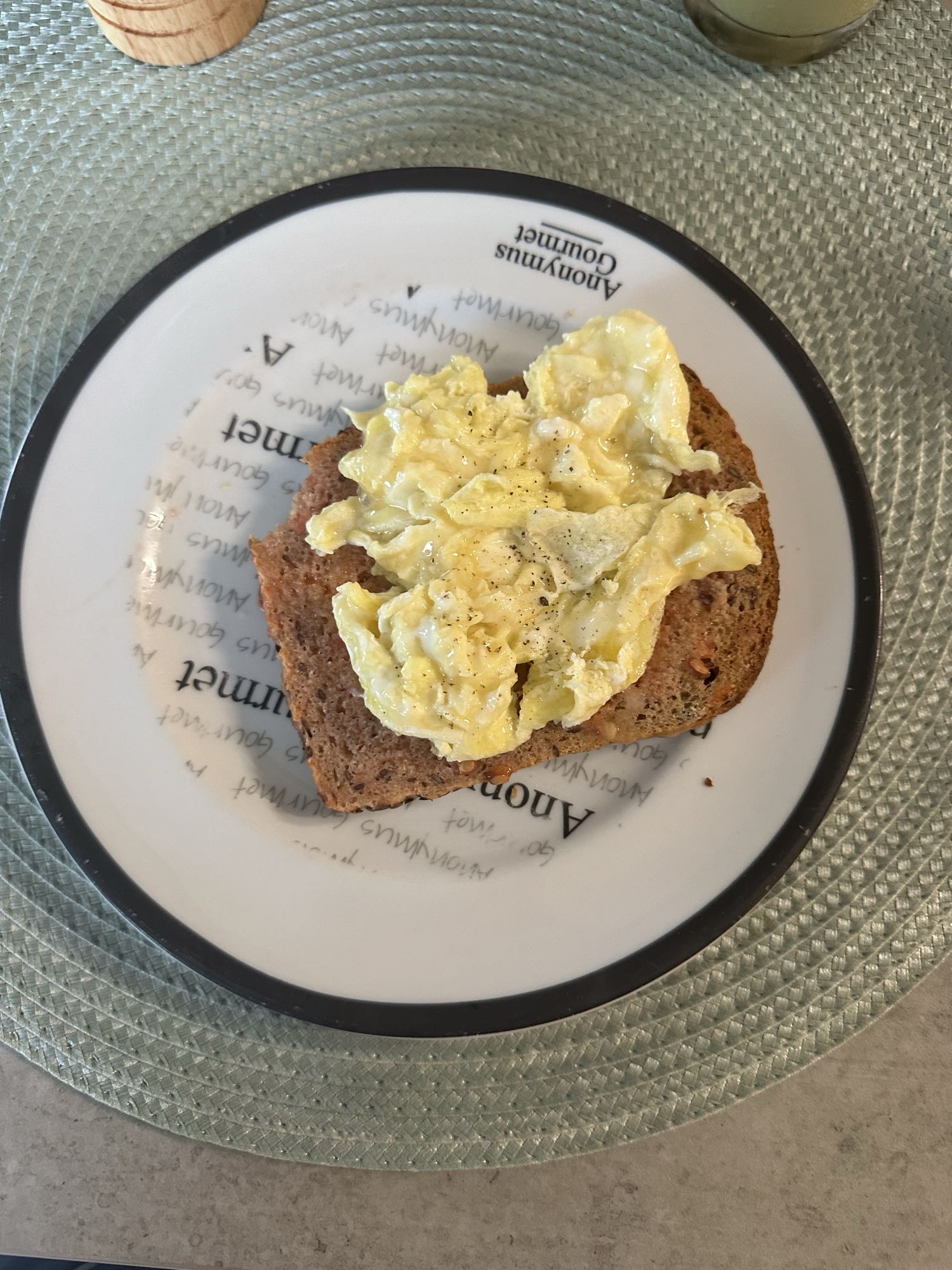 Tostada con huevo revuelto