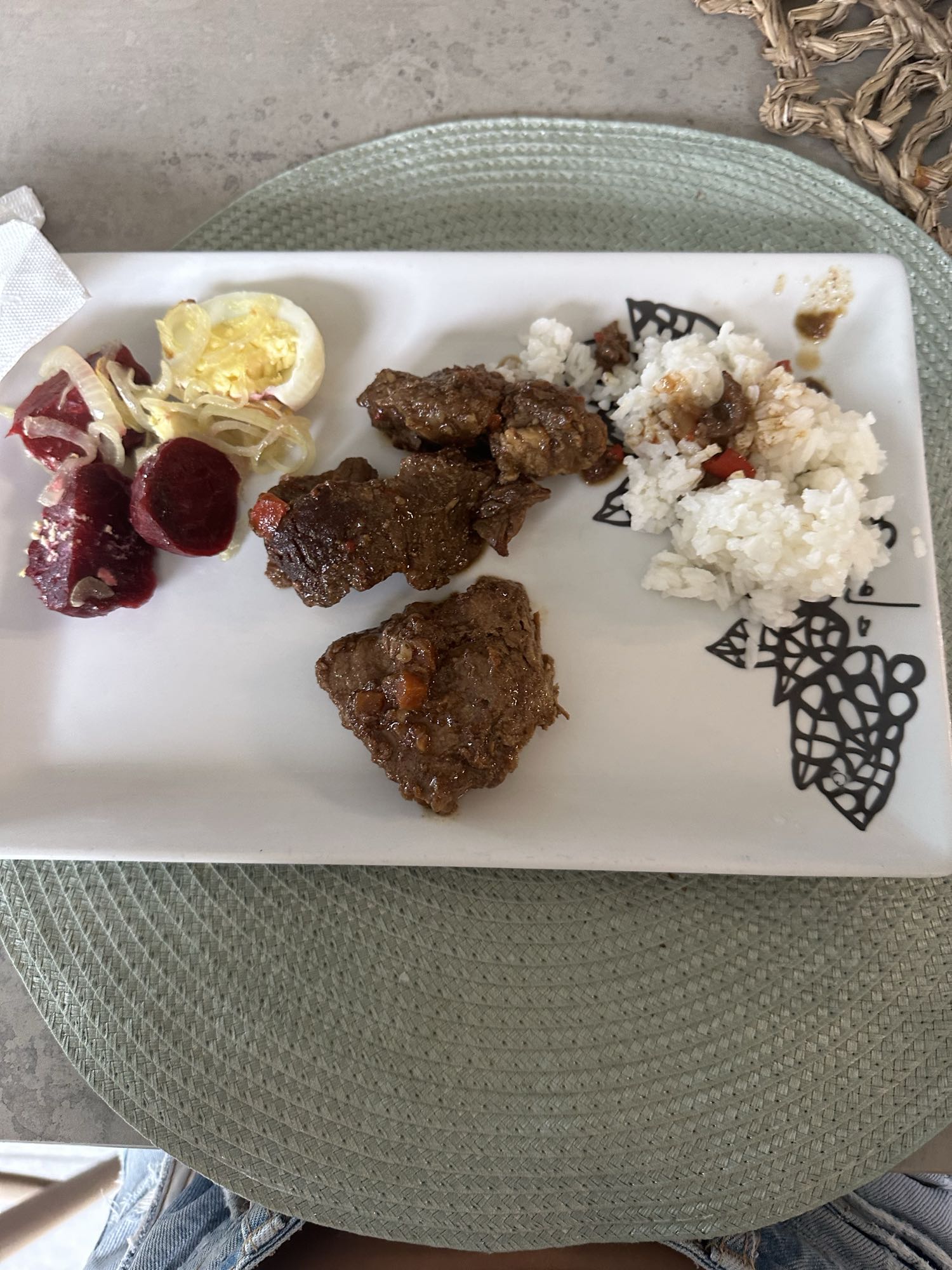 Carne con arroz y ensalada