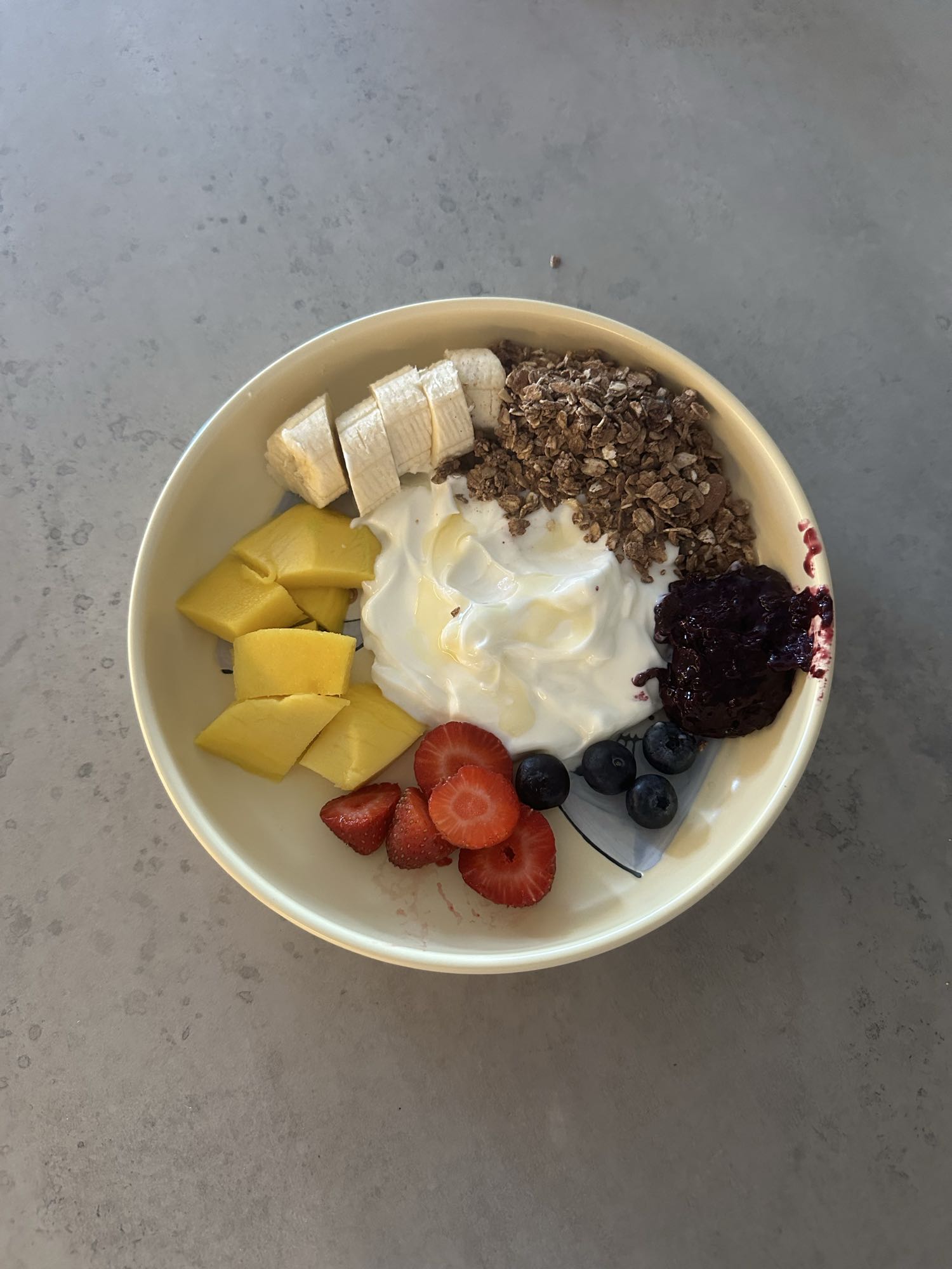 Bol de yogur con frutas