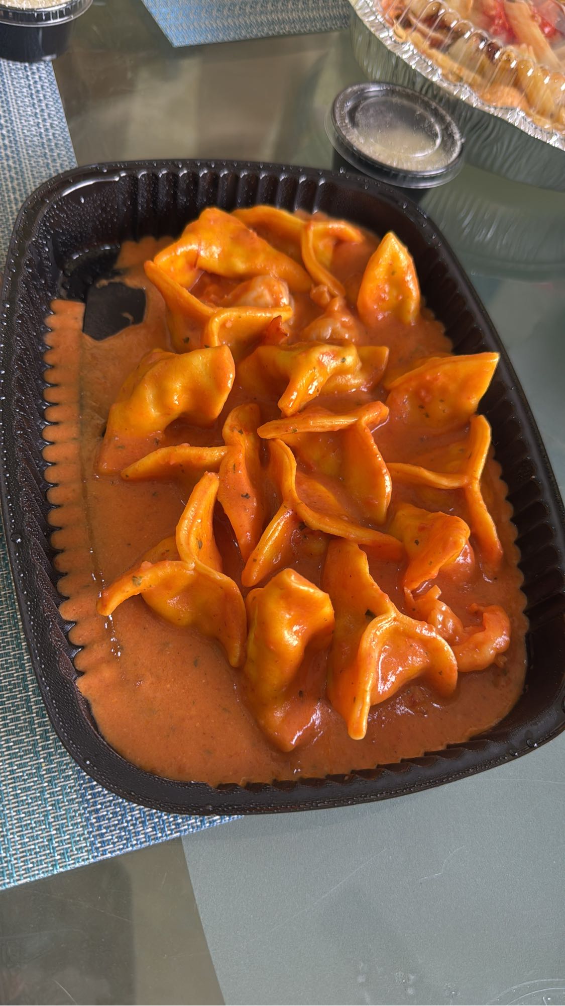 tortellini con salsa roja