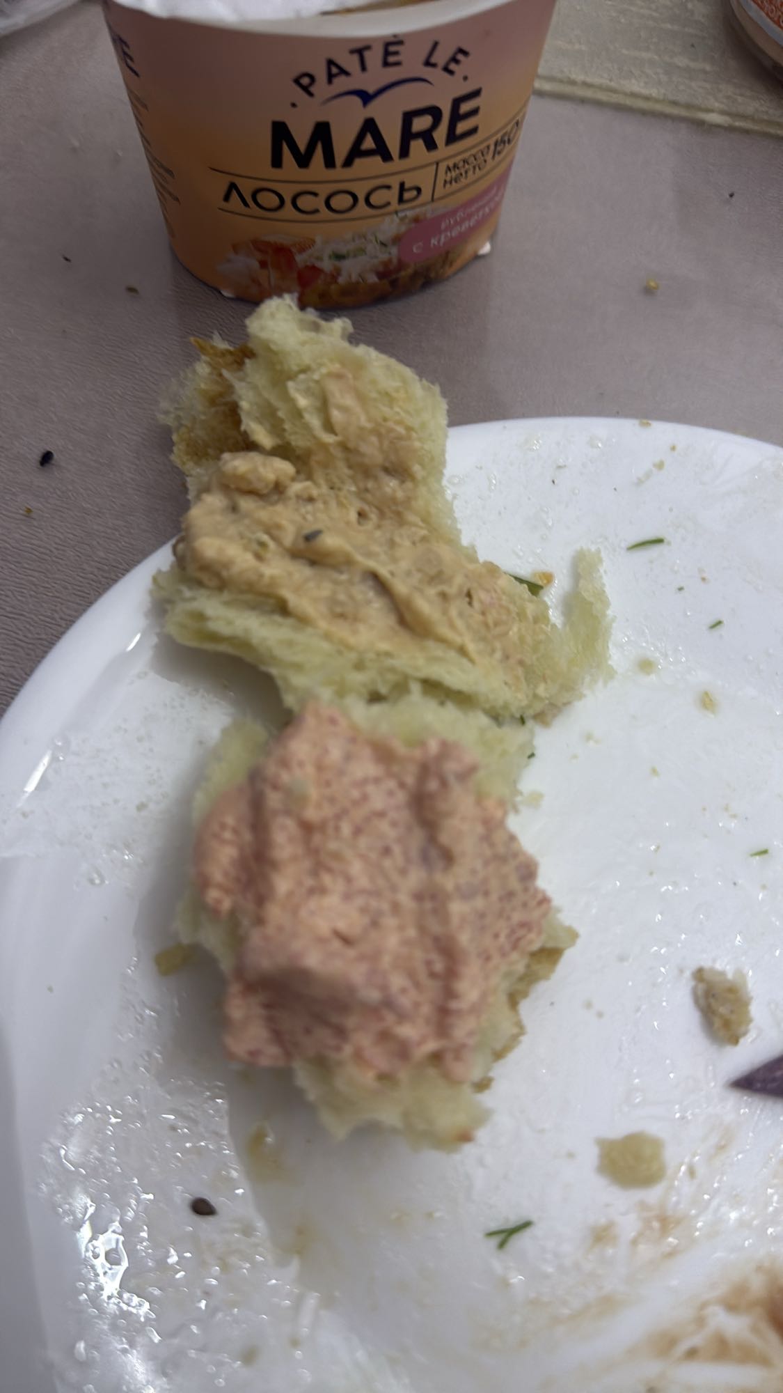 булочка с лососевым паштетом