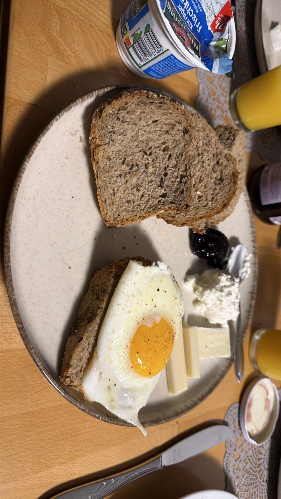 Frühstück mit Ei und Brot