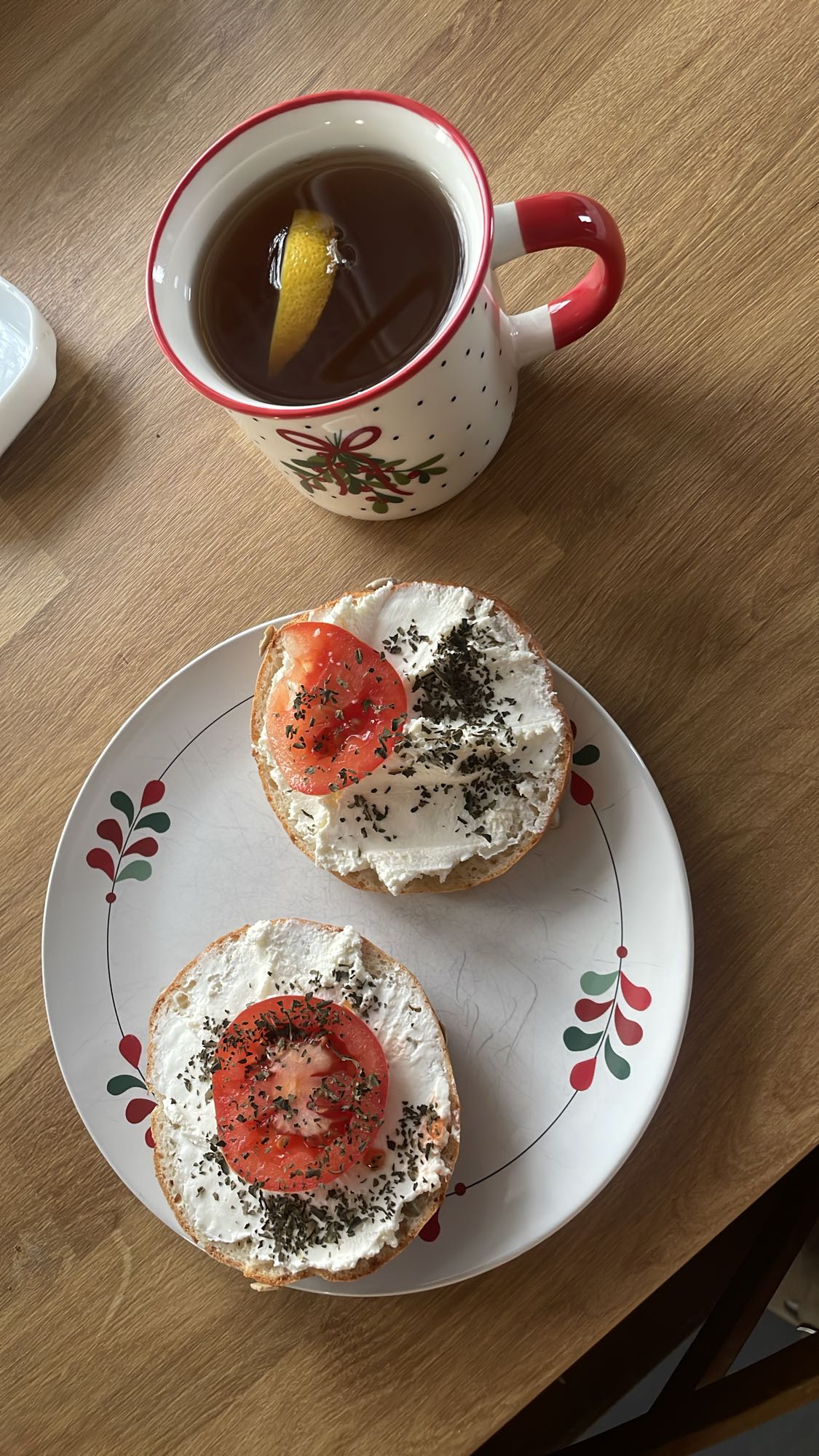 Bułka z serkiem i pomidorem