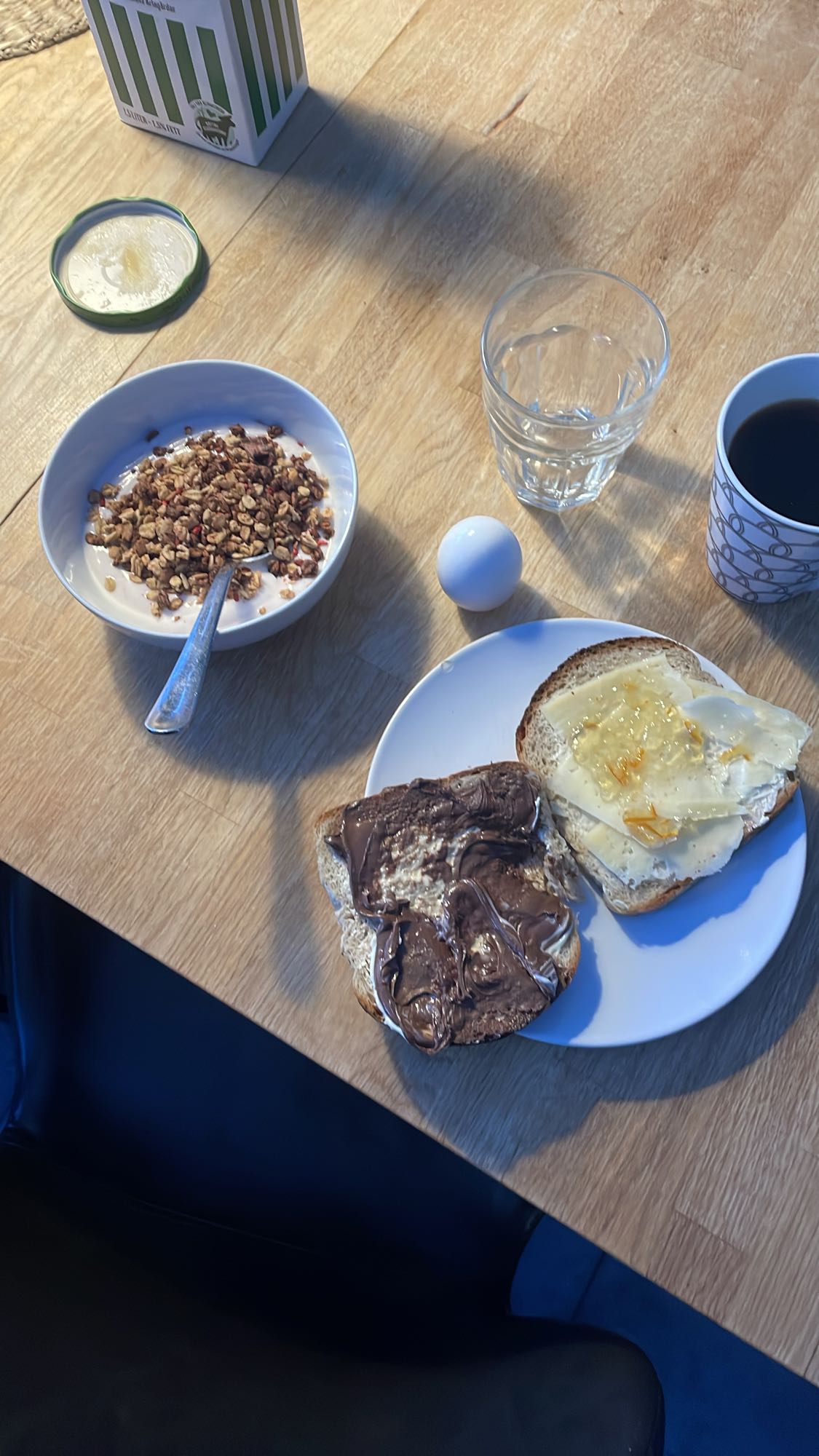 Frukost med mackor och yoghurt