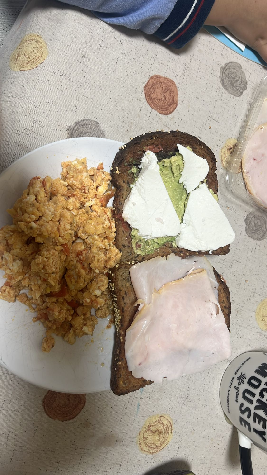 Desayuno con huevo y pan