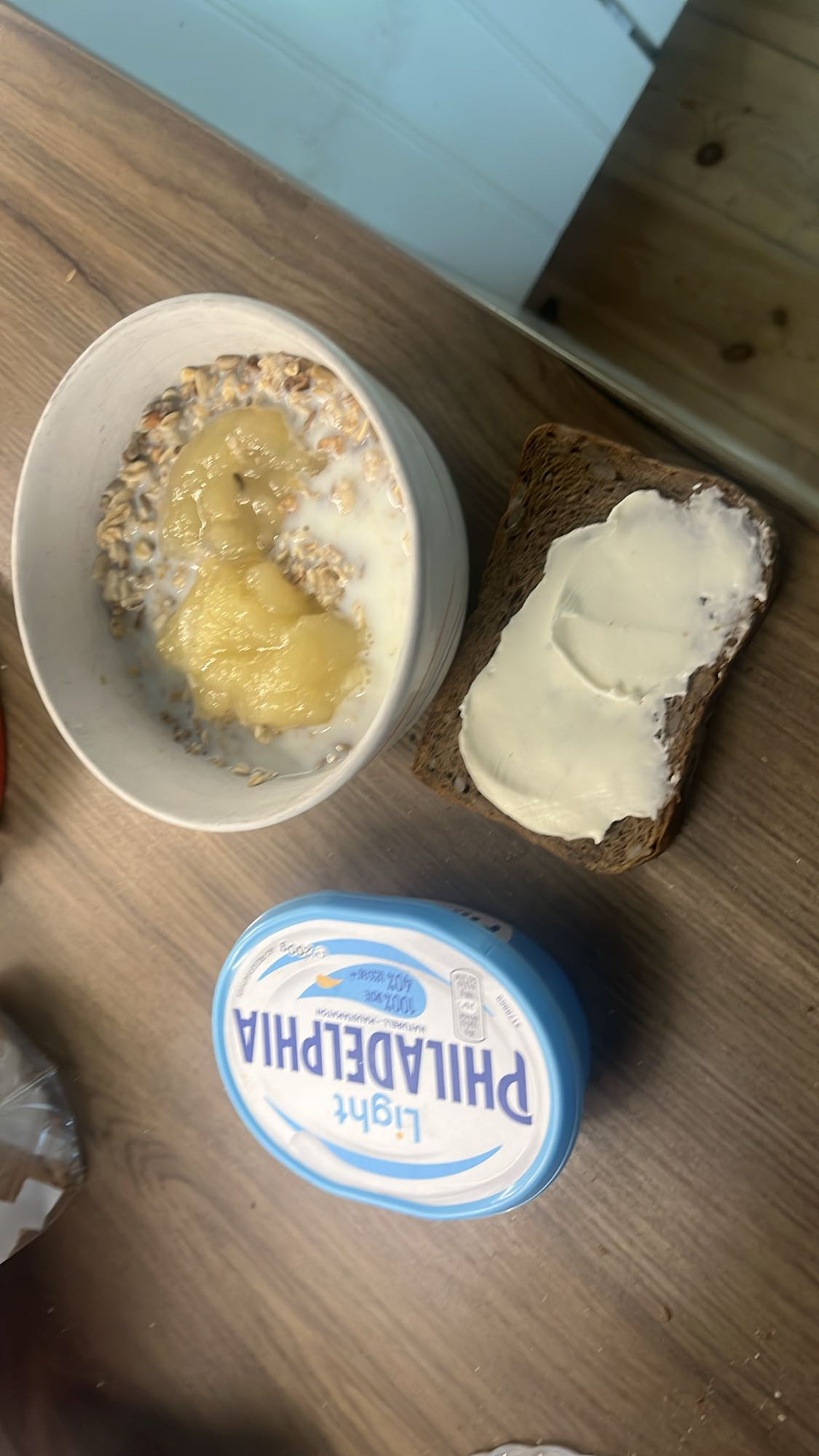 Müsli med äppelmos & bröd