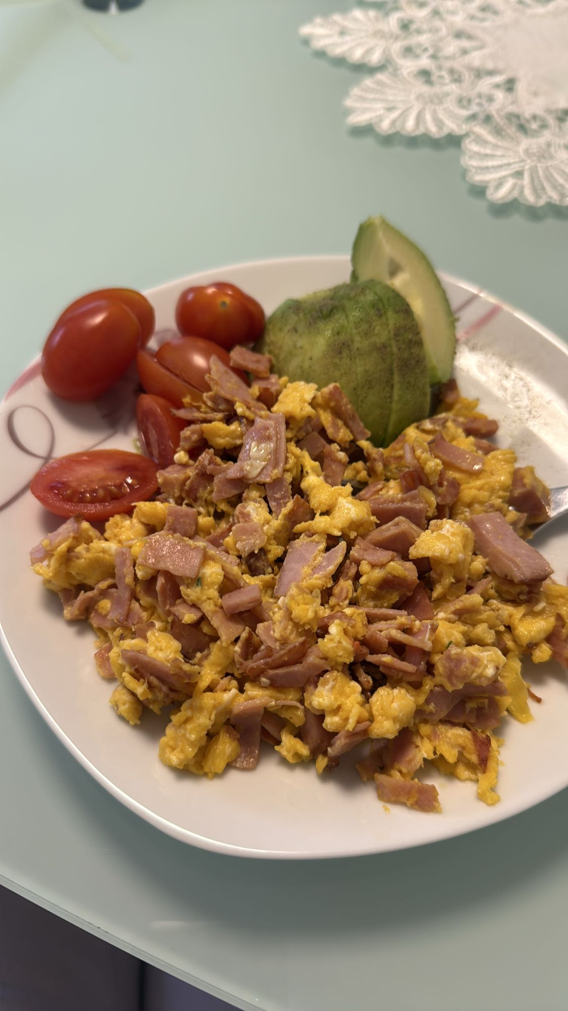 Jajecznica z szynką i warzywami