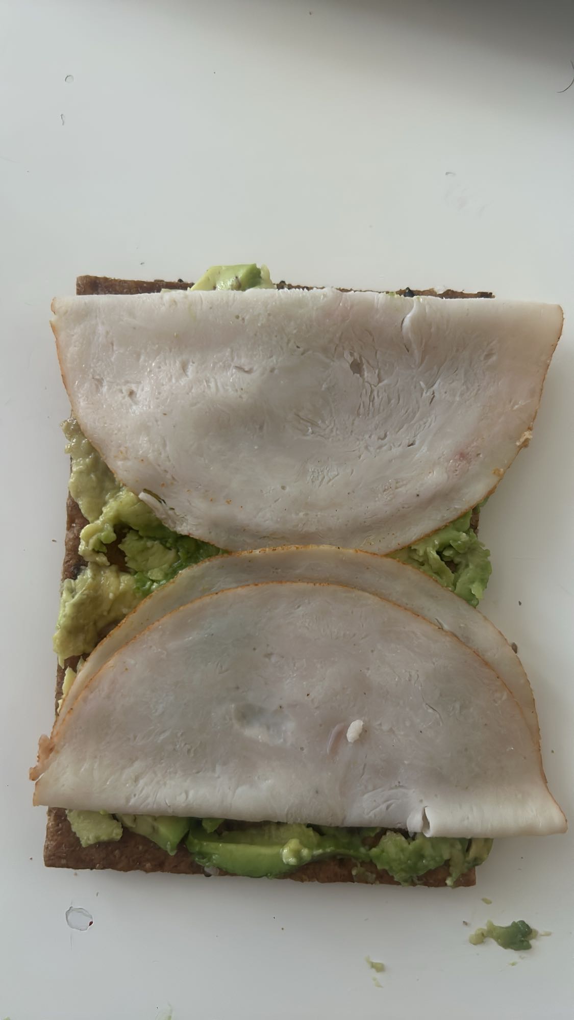 Kalkoen-avocado cracker