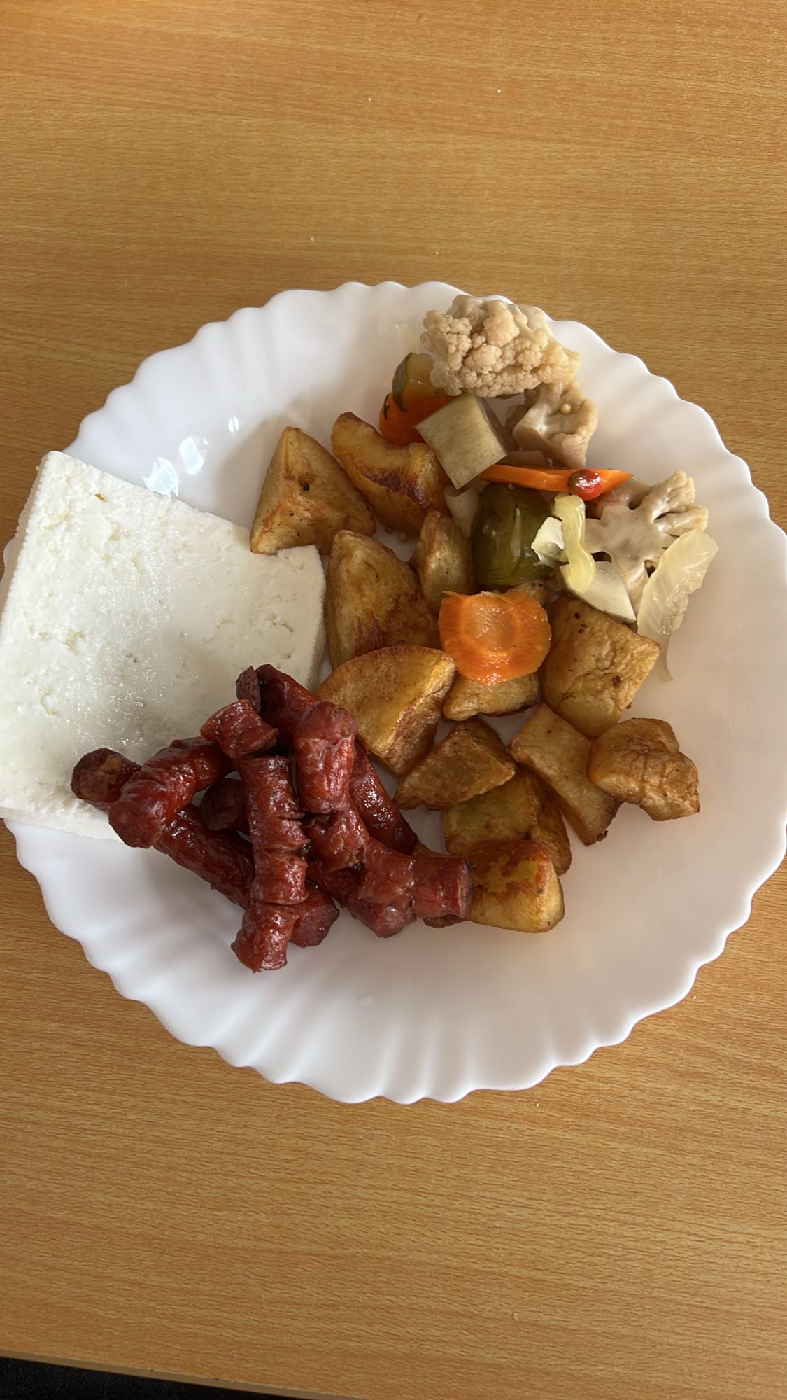 Cârnați, brânză, cartofi, murături