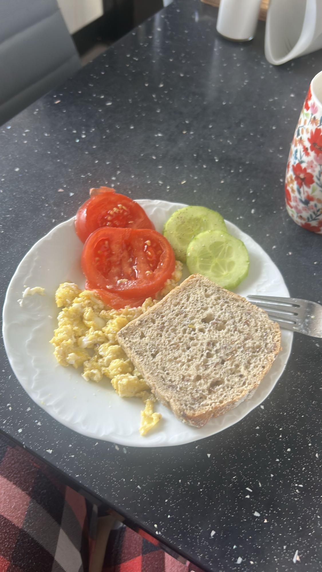 Jajecznica z warzywami i chlebem