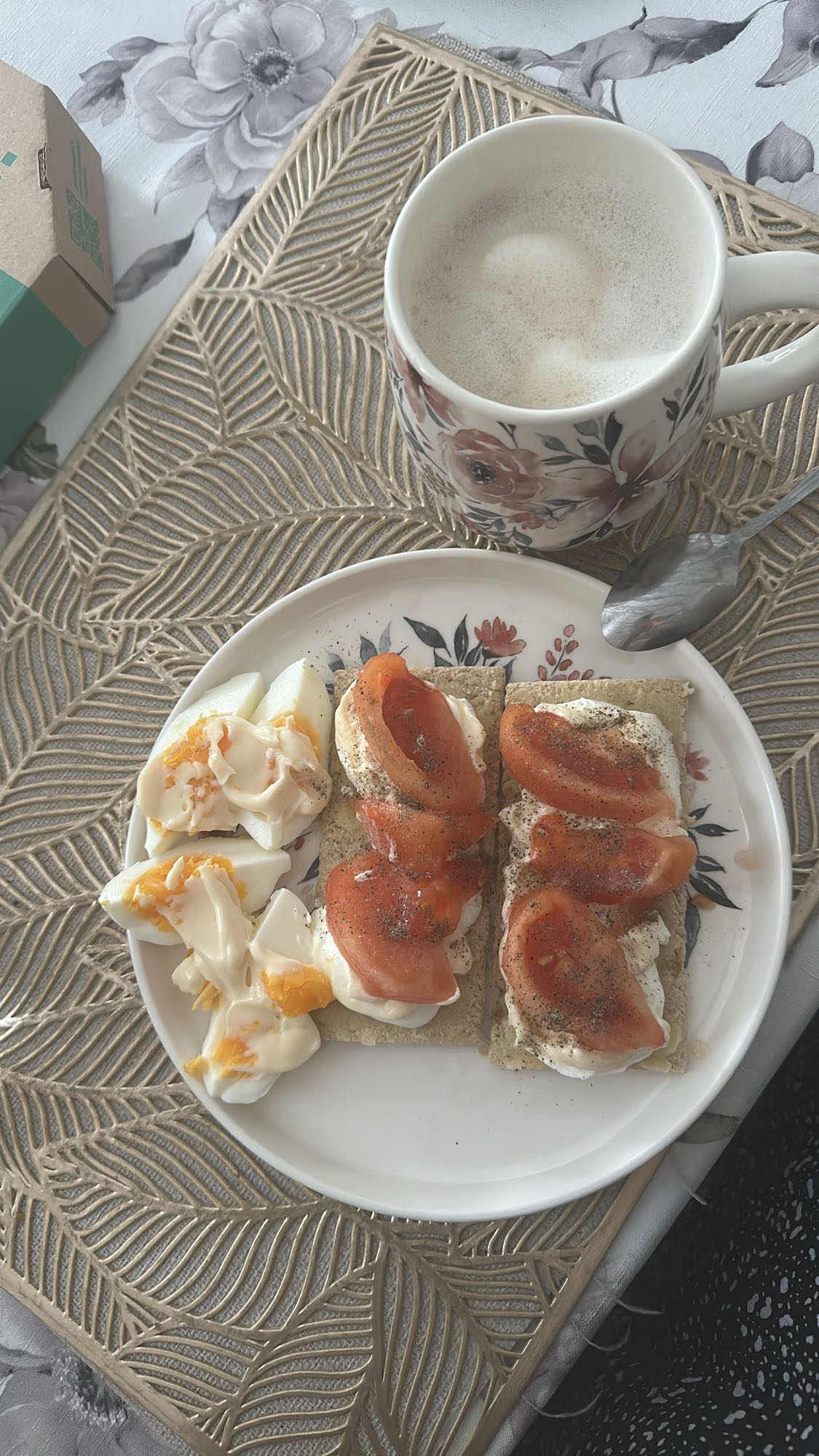 Jajka, chrupkie pieczywo, kawa