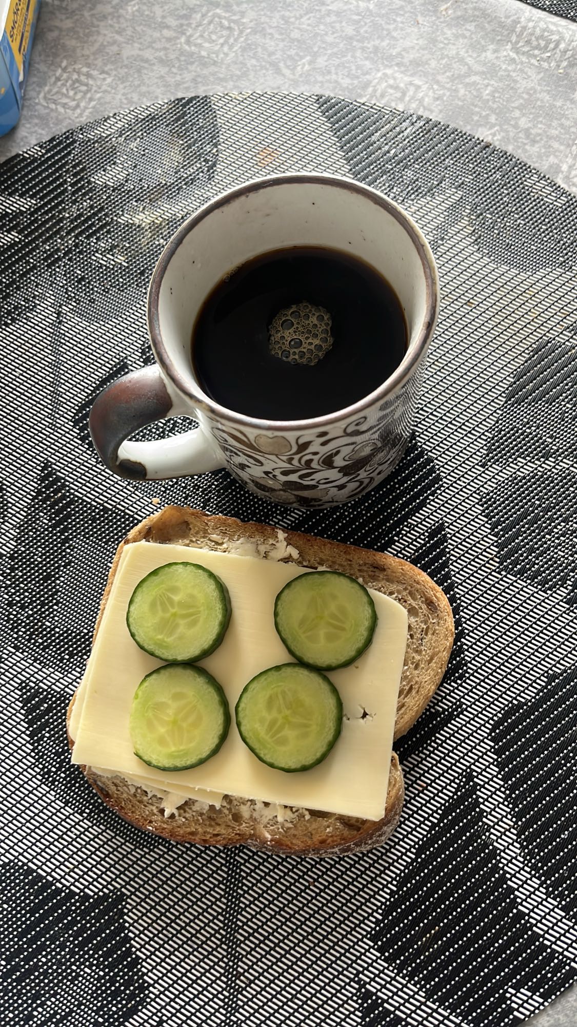 Ostsmörgås med gurka & kaffe