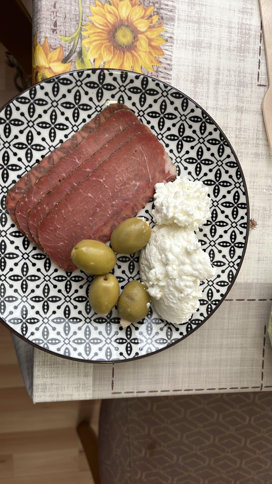 Плато с пастърма и сирене