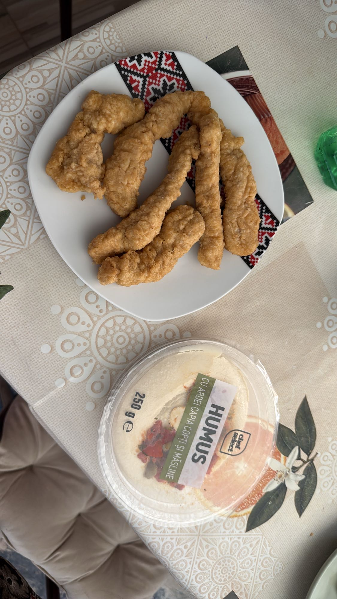 Fâșii pui pane cu humus