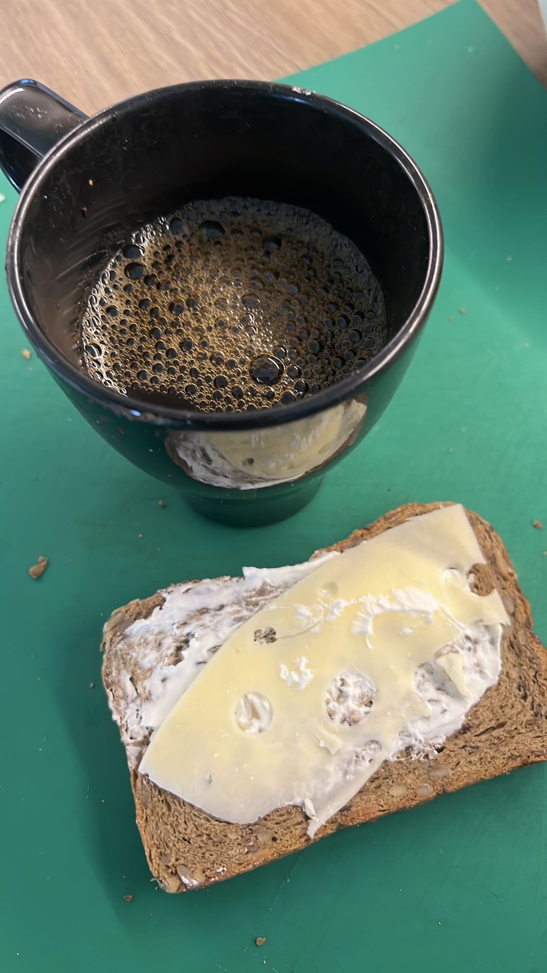 Ostsmörgås med kaffe