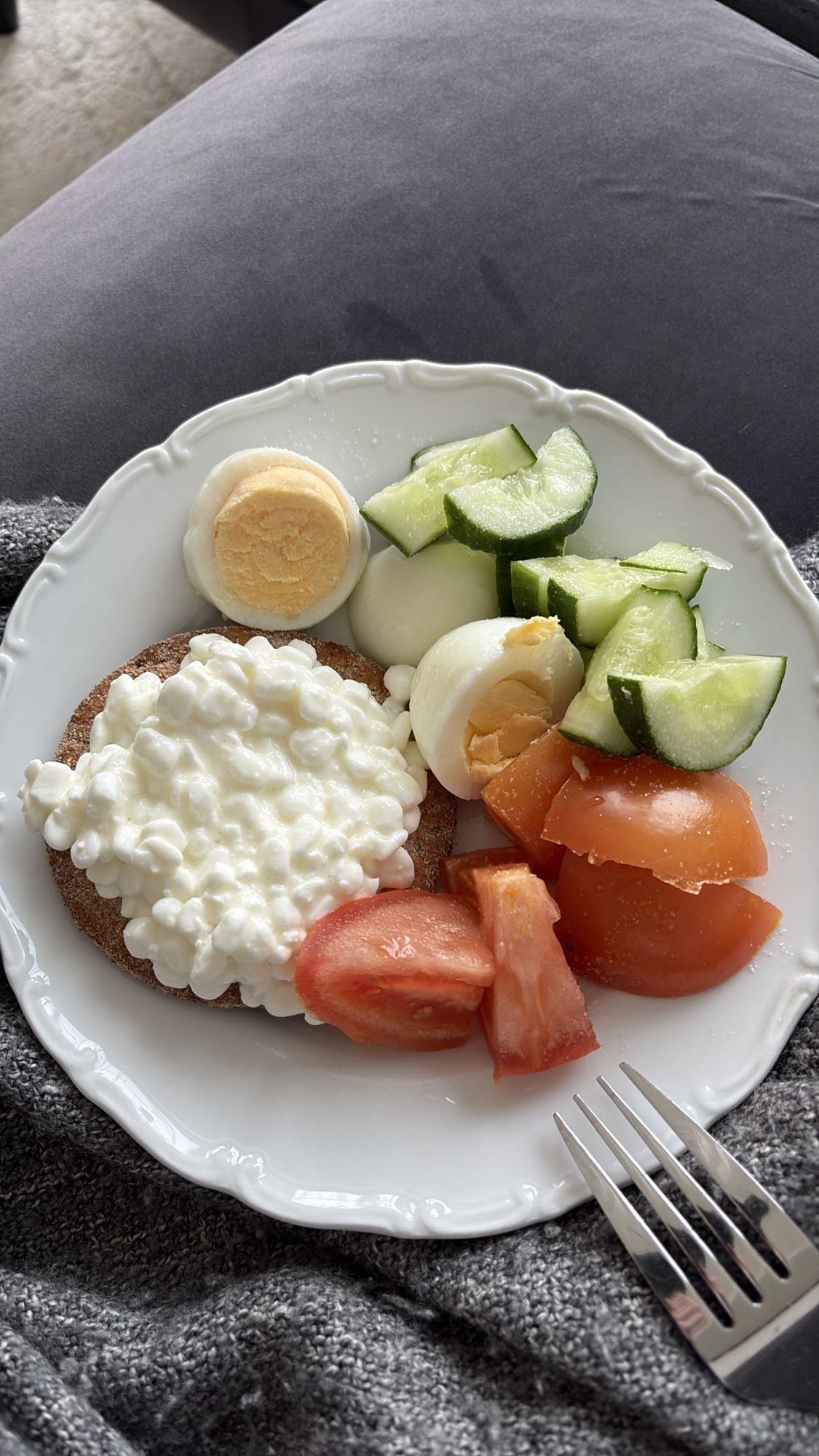 Kesomacka med ägg och grönsaker