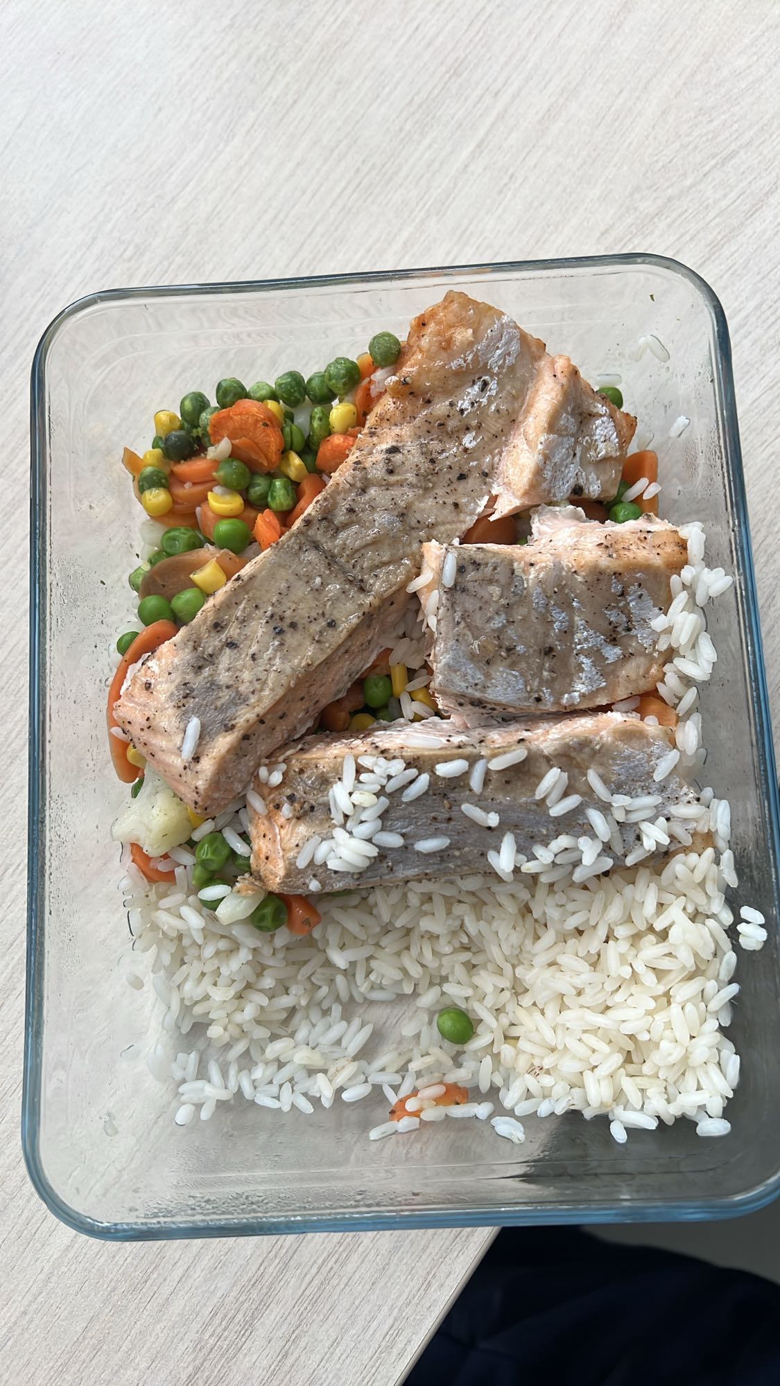 Łosoś z ryżem i warzywami