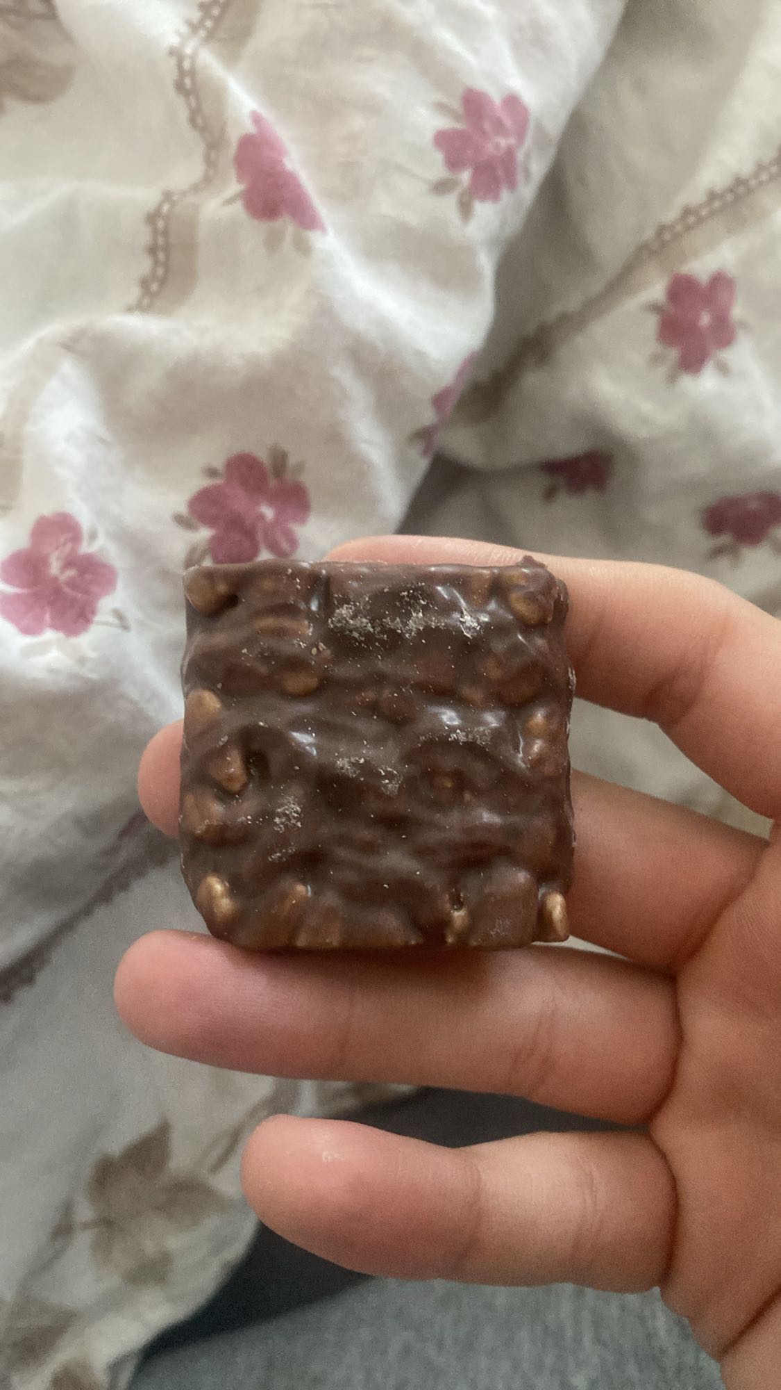 batonik czekoladowy z orzechami