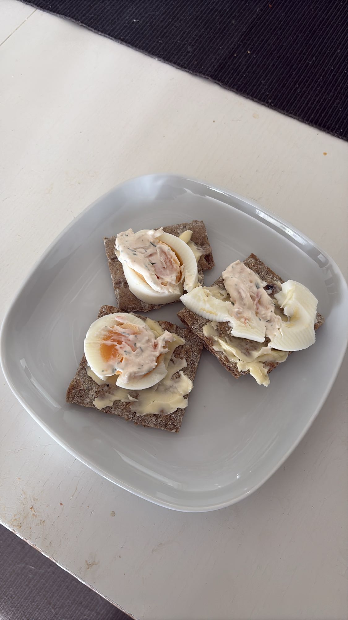 Knäckebröd med ägg & röra