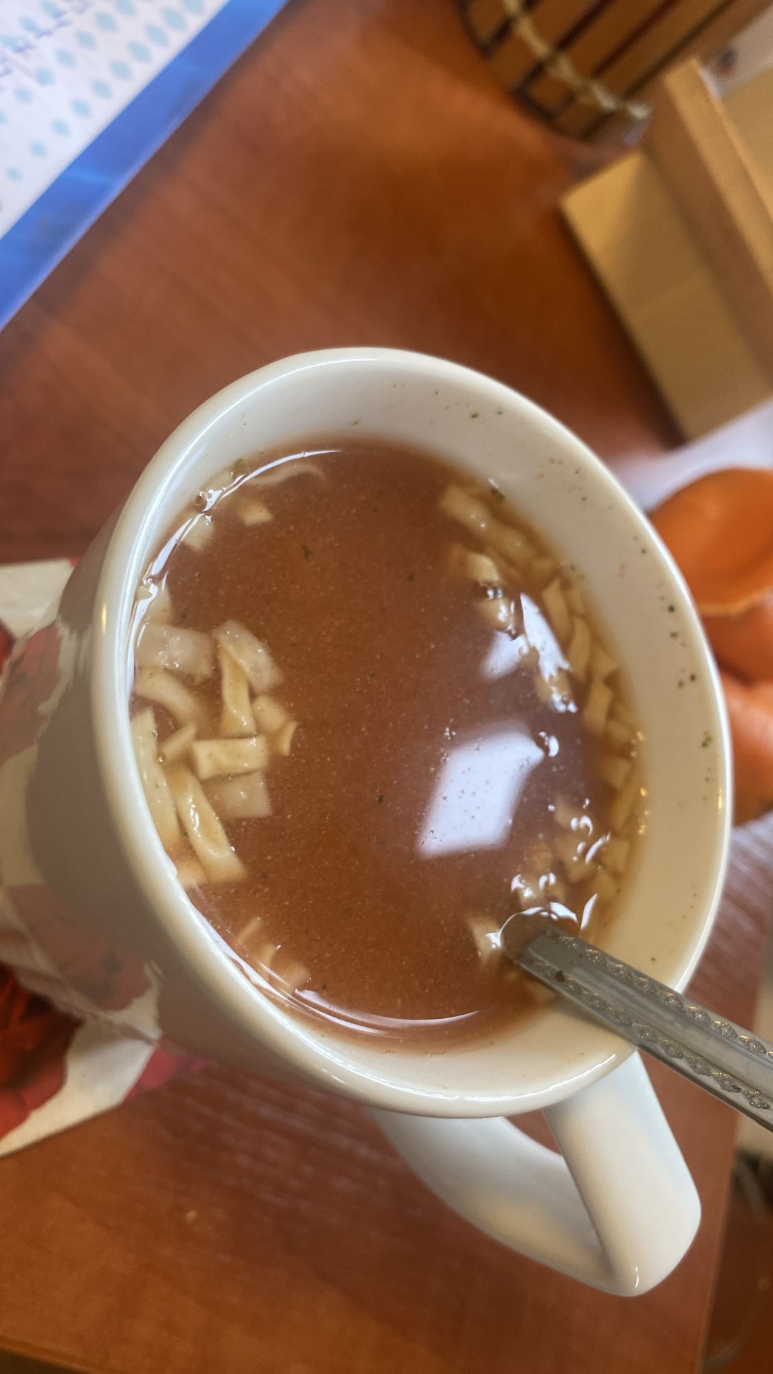 rosół z makaronem w kubku