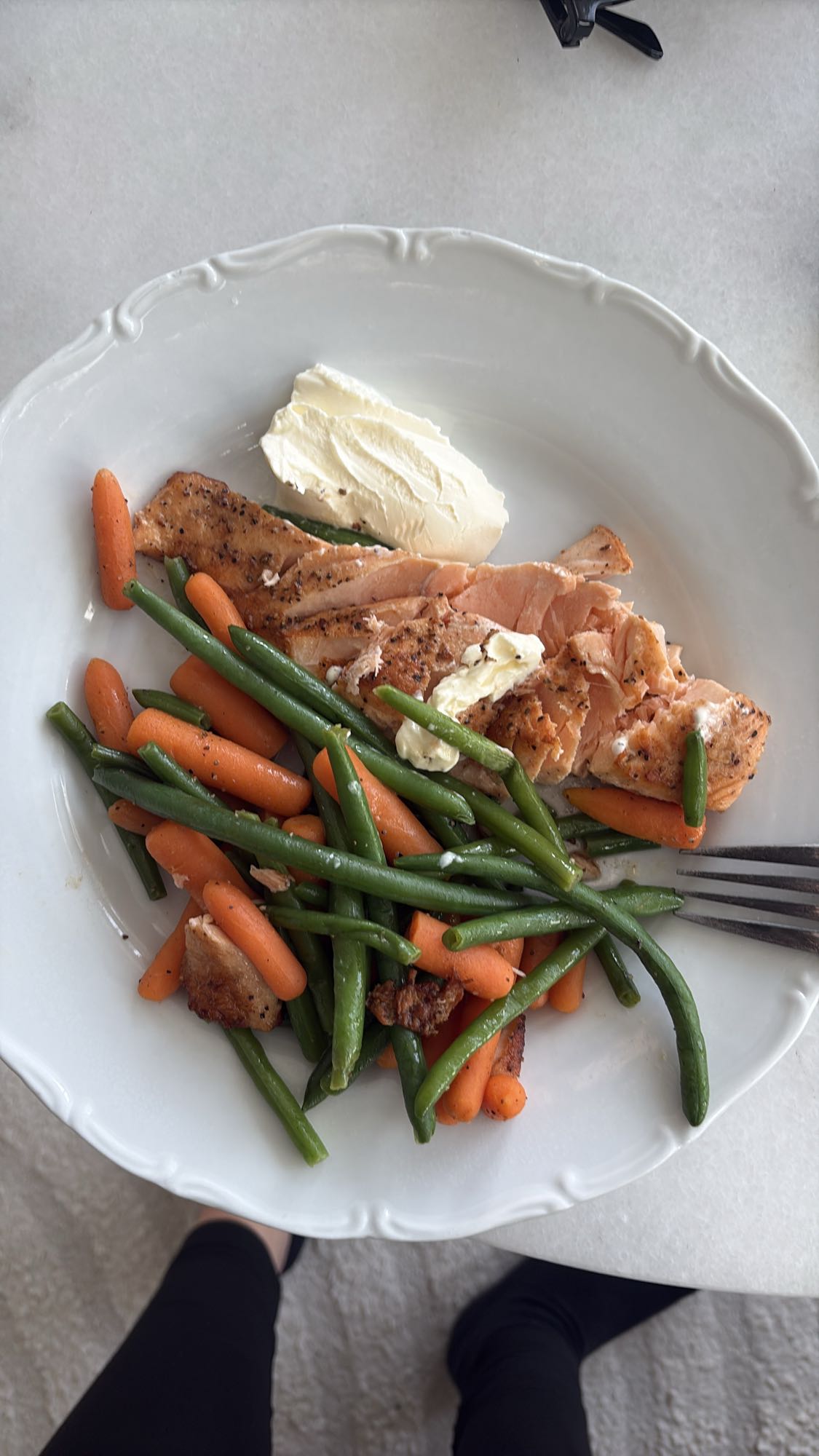 Lax med grönsaker och crème fraiche