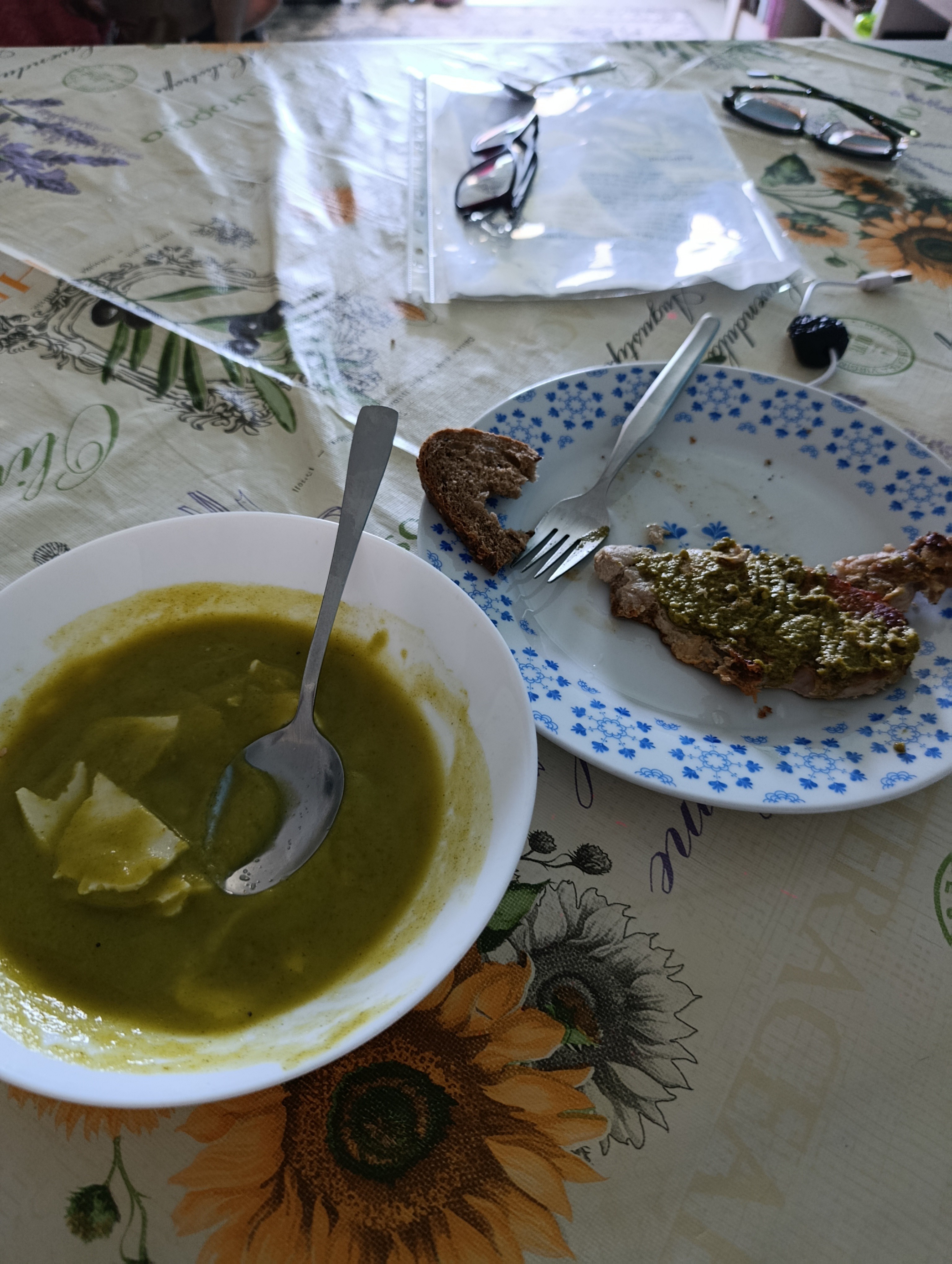 Sopa y carne con pan